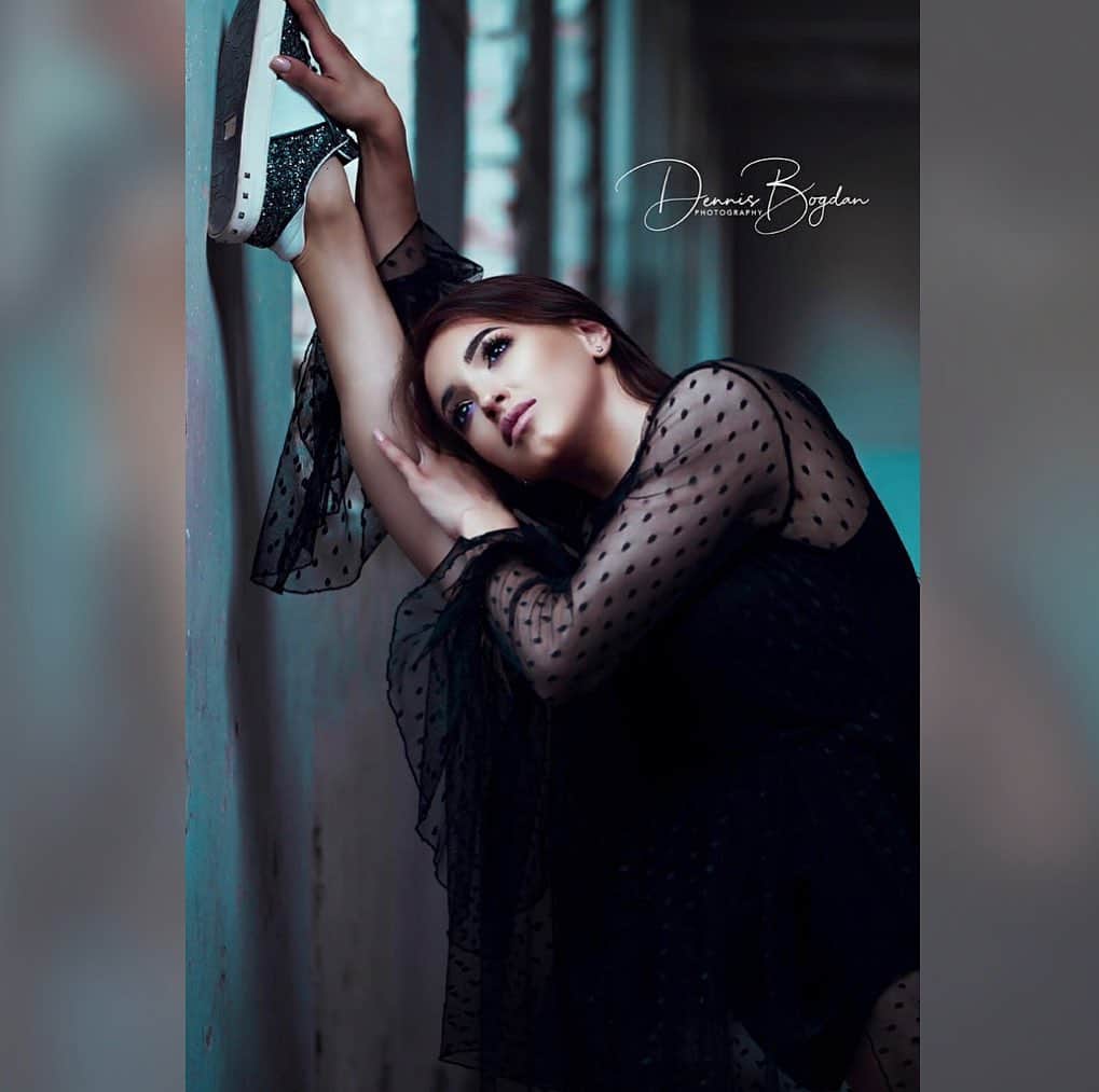 ラリサ・ヨルダケのインスタグラム：「Fotografia este arta de a fura timpului o firimitură de clipă. 💜」