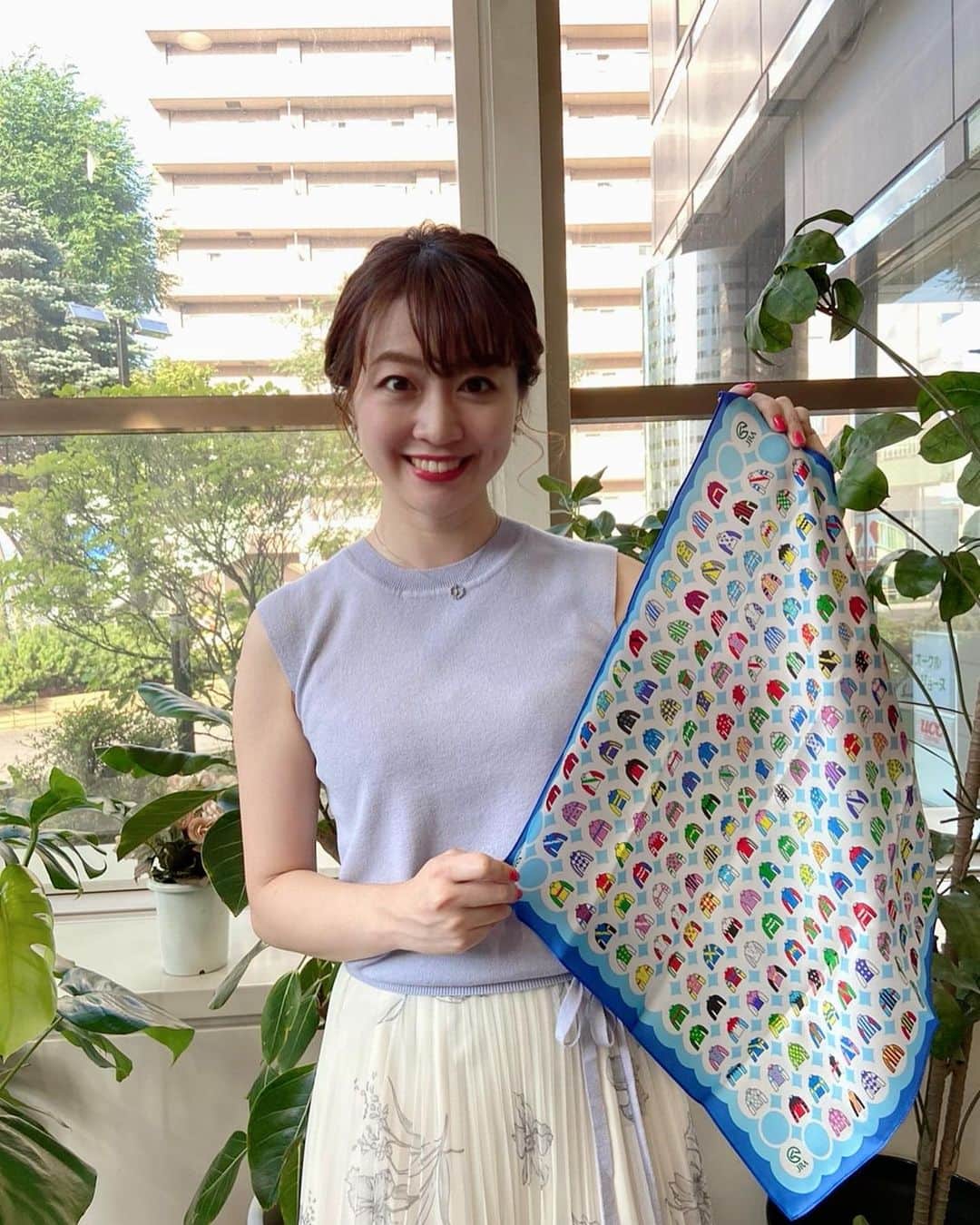 湯浅知里さんのインスタグラム写真 - (湯浅知里Instagram)「♡♡ . . . JRAさんから 非売品の勝負服スカーフを頂きました(((o(*ﾟ▽ﾟ*)o)))♡ ありがとうございます😊💕 . . . 夏らしい色合いのブルーです😌🐬似合ってますか〜？？😆✨✨✨ . . . さぁ〜今週末も頑張りますよ‼︎ #サマー競馬next #夏競馬#tvh #湯浅知里」7月16日 20時22分 - chisato.y515