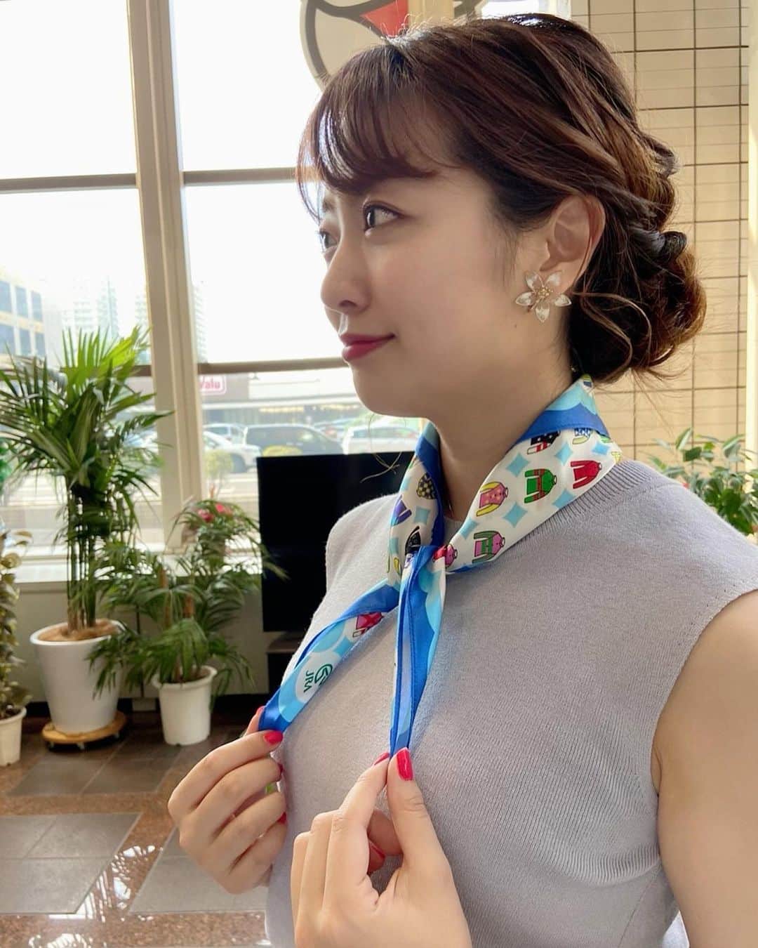 湯浅知里さんのインスタグラム写真 - (湯浅知里Instagram)「♡♡ . . . JRAさんから 非売品の勝負服スカーフを頂きました(((o(*ﾟ▽ﾟ*)o)))♡ ありがとうございます😊💕 . . . 夏らしい色合いのブルーです😌🐬似合ってますか〜？？😆✨✨✨ . . . さぁ〜今週末も頑張りますよ‼︎ #サマー競馬next #夏競馬#tvh #湯浅知里」7月16日 20時22分 - chisato.y515