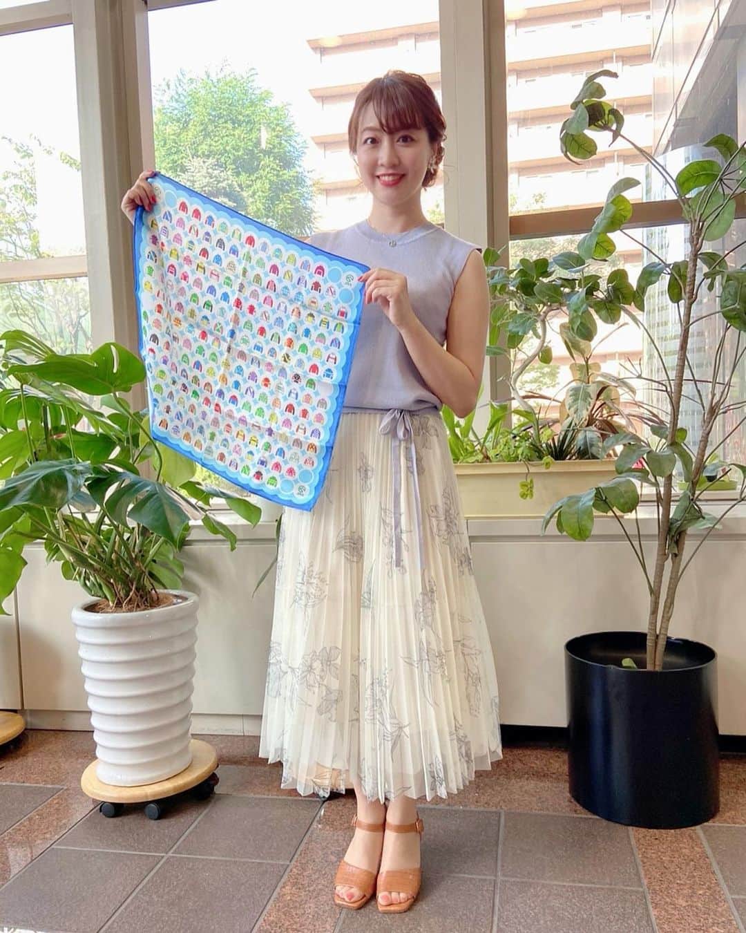 湯浅知里さんのインスタグラム写真 - (湯浅知里Instagram)「♡♡ . . . JRAさんから 非売品の勝負服スカーフを頂きました(((o(*ﾟ▽ﾟ*)o)))♡ ありがとうございます😊💕 . . . 夏らしい色合いのブルーです😌🐬似合ってますか〜？？😆✨✨✨ . . . さぁ〜今週末も頑張りますよ‼︎ #サマー競馬next #夏競馬#tvh #湯浅知里」7月16日 20時22分 - chisato.y515