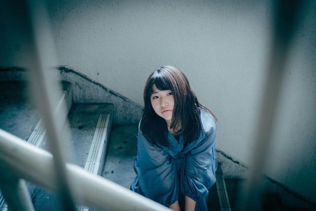 haraoのインスタグラム：「降りるも登るも - - - #いつか見た夢の中で #vsco#階段#filmphotography#analog#oldlens#cinematography#GPW_members_only#as_archive#into_the_screen#indies_gram#indy_photolife#screen_archive#curbonjp#cinesomnia#photocinematica#realismag#analoguepeople#analoguevibes#被写体募集 . #Instagram#InstagramJapan#tokyocameraclub#reco_ig#jp_mood#オールドレンズ#オールドレンズに恋をした#儚くて何処か愛おしい様な」