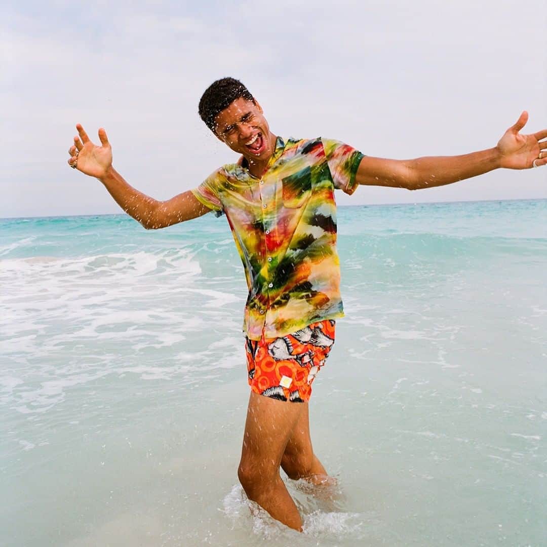 デシグアルのインスタグラム：「A colorful shirt that will make your #summer shine or… your body move!」