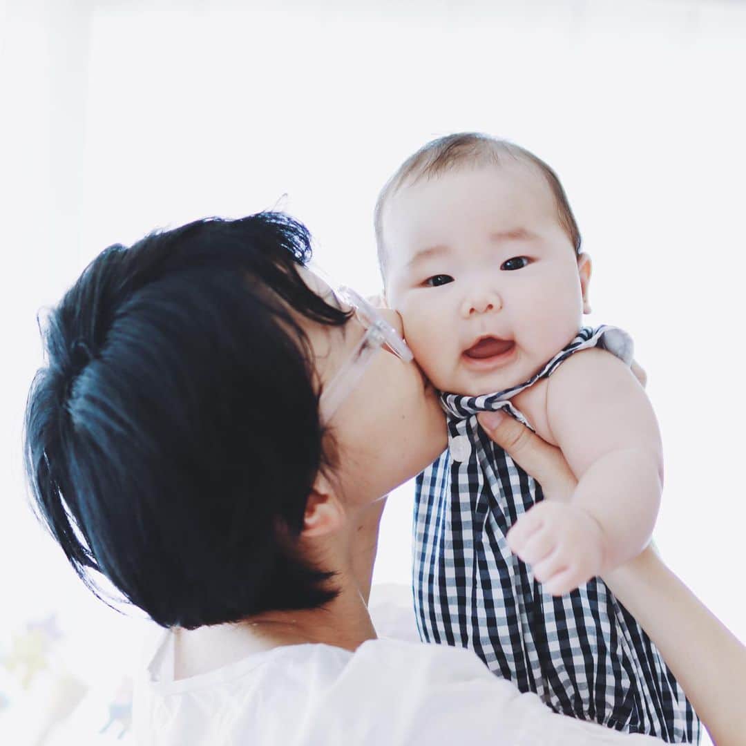 サオリリスのインスタグラム：「久しぶりに会う友人に「言わんかったけど、ずっと子どもが出来たらいいなって思っててん」て言われた。「幸せそうでほんまよかったなぁ」って。 かつてフェーダーというバーに駆け込んで、お酒を飲んではその友人の前で泣いていた私。本当毎日ぐじゃぐじゃだった。そんな私を見ながら、そんな風に思ってたんかい！？(笑) って思わず笑ったけど、結構嬉しかった。 ・ ・ ・ むっちゃええ奴やん。。。 オカダダ。。。 ・ ・ ・ @tachitsutetoka ・ #newborn #baby #babygirl #welcomebaby #👶　 #生後4ヶ月 #赤ちゃん #赤ちゃんのいる生活」