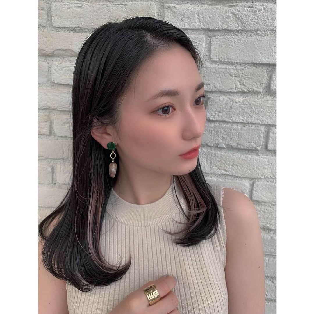 黒津南帆のインスタグラム：「. インナーのお色change🍼♡ . いつもお世話になってるここの美容院londは ヘアドネーションのNPO法人、 JHD&Gに入ってるんだって〜✂️ 寄付したい髪の毛を美容院の方で送ってくれるみたいです🙋🏻‍♀️ とっても素敵！！ @ryo_kurasaki_color さんにカラーしてもらいました💐 . .  #ヘアアレンジ #ワンカール #ワンカール巻き #インナーカラー #インナー #ミルクティーベージュ #ヘアドネーション #ドネーション #撮影 #撮影モデル #撮影依頼募集中 #サロモ #サロンモデル #サロンモデル募集中 #サロンモデル募集」