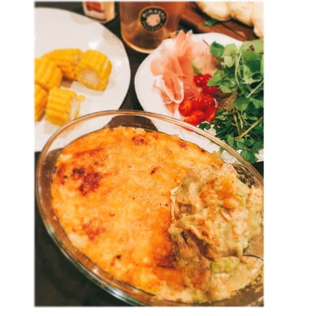 前田ゆかのインスタグラム：「晩ごはんは 鮭のグラタン❕  鮭ときのことブロッコリーを入れたグラタンです。米粉と豆乳、牛乳でホワイトソースを作ってます。  鮭ときのこはビタミンDが多く、カルシウムの吸収率を高める組み合わせです。 緑黄色野菜🥦のブロッコリーを入れると肌代謝も促してくれるそう。  先日骨密度の検査をしました！魚に含まれるカルシウムを吸収よく取りいれる食材の組み合わせをおしえていただいたのでさっそく取り入れてます✨ カルシウムにはビタミンDを一緒にとると吸収を助ける働きをしてくれるそうです👏 はじめて検査をしましたら簡単な検査なんですね！！すぐ結果も聞けて骨を維持する為の取りたい食材も聞けたのでよかった❗️  #おうちごはん #体と向き合う #いろいろ変化してくる #まだ骨密度は大丈夫でした #でも今から意識的に取り入れてくださいとのこと #🙆‍♀️ #maeyukareshipi #gultenfree」