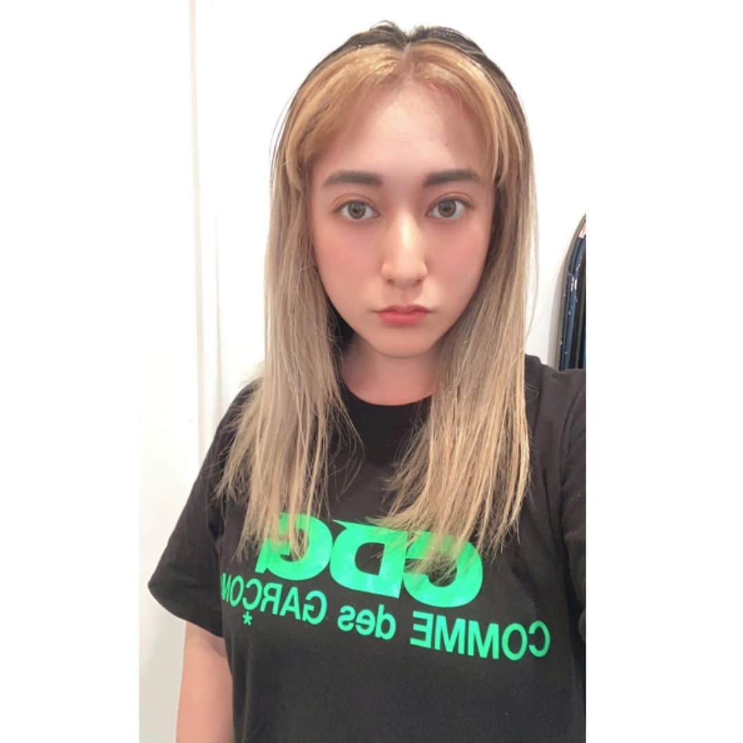 Saki のインスタグラム：「ひさびさに自分を😂✌️ #イメチェン　#前髪ブリーチ　 ずっと明るいけどこんな根元から明るいのは久々🌻 全体的な色も　#アッシュベージュ でめちゃ気に入ってます🌵 さすが👍テルナリいつもありがとう〜　@terunari1231 ✂️」