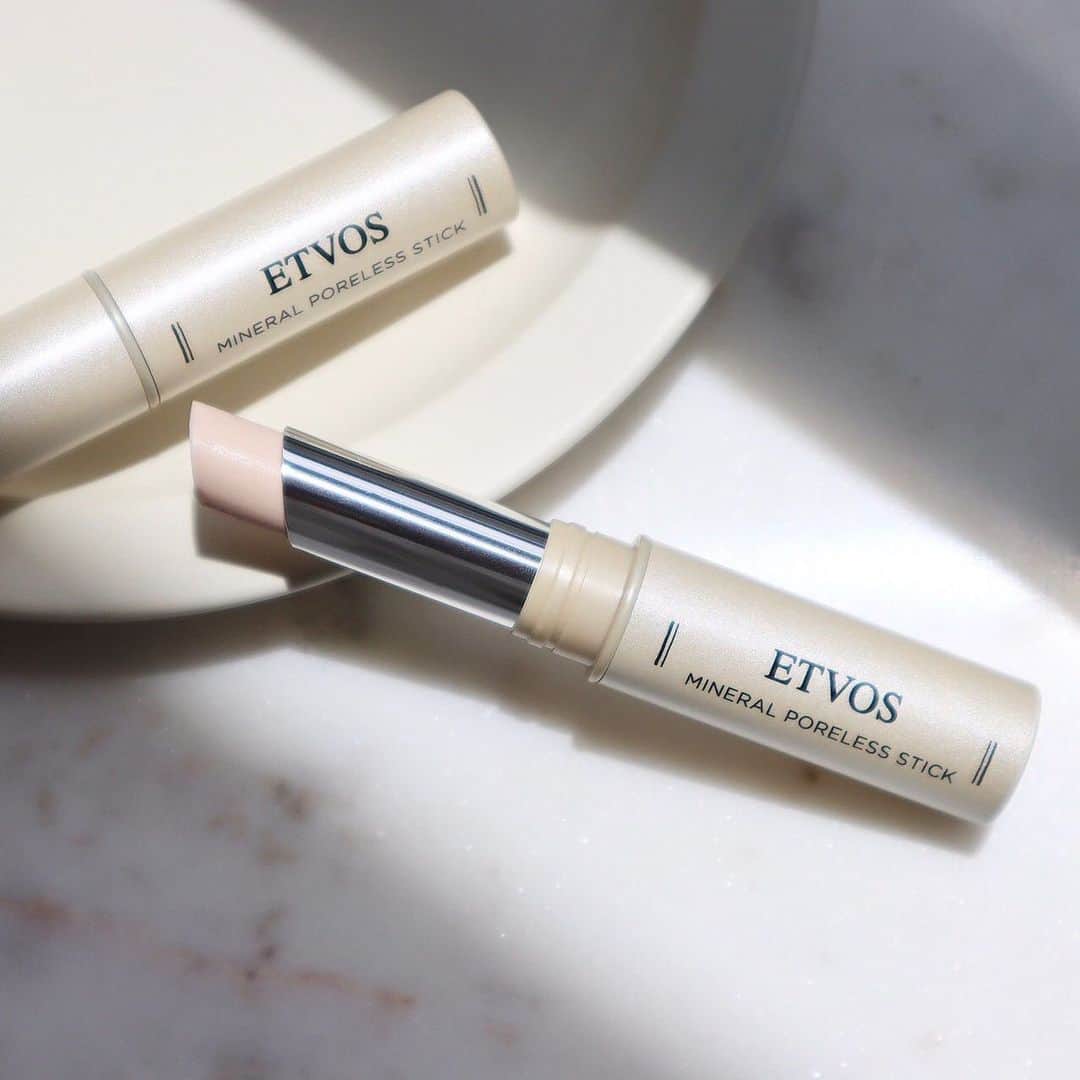 ETVOS　さんのインスタグラム写真 - (ETVOS　Instagram)「お化粧崩れの主な原因は、乾燥や皮脂。そんな時期にオススメしたい、お化粧直しにピッタリのアイテムは、テカリ・毛穴の悩みをひと塗りでカバーするスティック状化粧下地「ミネラルポアレススティック」✨ ・ 日中、テカリが気になるときは、皮脂を軽くティッシュでオフし、メイクの上から「ミネラルポアレススティック」塗って、指の腹でポンポンとなじませます。皮脂が出やすい小鼻やTゾーンのメイク直しも簡単に出来る優れもの♡ ・ 気になる部分に直接塗れるスティックタイプで、メイクの上からも使えるので、テカリが気になったときでも、簡単に瞬間マット肌へ✨是非、お試しください☺ ・ ☆☆☆お知らせ☆☆☆  ・ 「エトヴォスと海を守ろう キャンペーン」開催中！8月31日（木）23:59までとなっております。詳しくはプロフィールのURLから、キャンペーンの詳細をご覧ください☺  ・  質問等は、最新の投稿にコメントをお願いします☺ My ETVOS（ハイライトの “TEMPLATE” 参照ください）への参加もお待ちしております☺ ※You are welcome to re-post our pictures, but please refrain from using the pictures and videos without permission.  ・ ・ ・ #etvos #エトヴォス #ミネラルポアレススティック #崩れにくい #マット肌 #毛穴 #ベースメイク #テカリ防止 #mineralcosmetics #ミネラルコスメ #naturalcosmetics #ナチュラルコスメ #mineralmakeup #ミネラルメイク #石鹸で落とせる」7月16日 20時44分 - etvos.jp