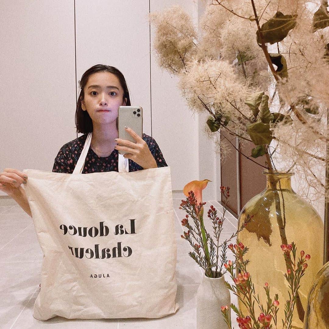 近藤千尋のインスタグラム：「明日発売のエコバック @ajuga.shop  の特大サイズ具合を伝えたくて 中に入ってる風の写真📸。。笑🤦🏻‍♀️  数量限定で作りました…❤️ 特大サイズで980円です🎶  本体／約500×500（ｍｍ） 持ち手／25×700（ｍｍ）  是非男女兼用で使ってください🌼🌿 男性が持ったバージョンは ひーぼぉくんの４枚目をご参考に…笑📸❤️👨  7/17 お昼12:00〜発売です🗣 #エコバック」