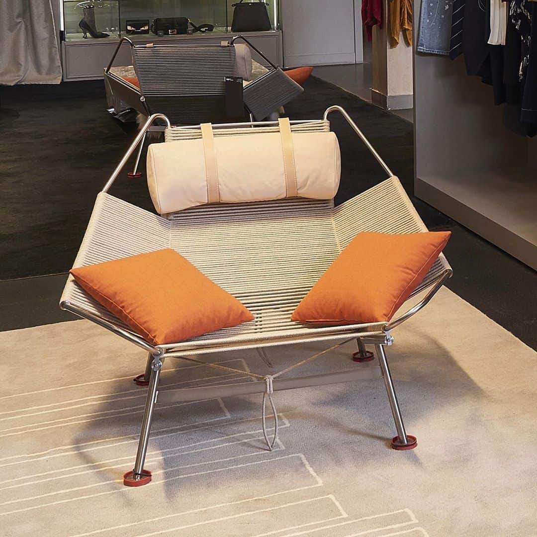 レクレルールのインスタグラム：「HANS WEGNER Flag Halyard chair. Available at Leclaireur, 10 rue Boissy d'Anglas.  #Leclaireur #conceptstore #hanswegner #flaghalyard #scandinaviandesign #design」