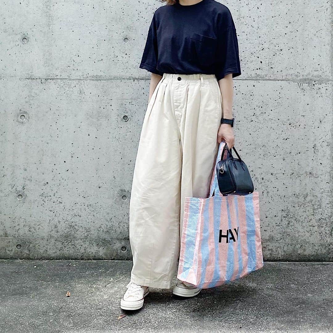 ryokoさんのインスタグラム写真 - (ryokoInstagram)「▪︎ . 白黒とキャンディストライプのショッピングバッグ🍭 . . . top #muji bottoms #harvesty shoes #converse #ct70  bag #artsandscience #hay」7月16日 20時48分 - ryo___ka