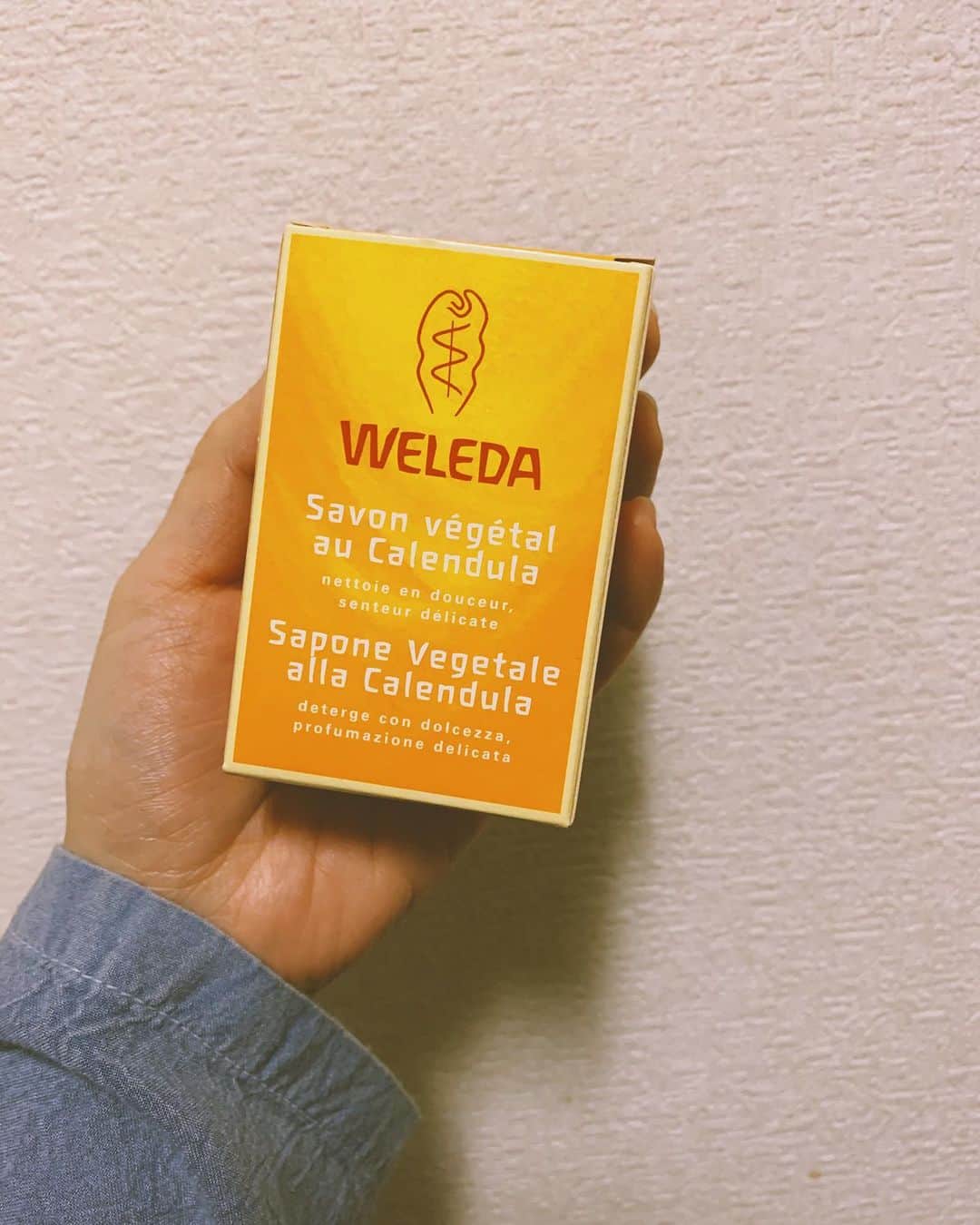 生越千晴のインスタグラム：「🧼﻿ スキンケアで質問をもらったのでたまーにちょこちょこアップしてみようと思います。﻿ ﻿ 洗顔はこれです﻿ #weleda カレンデュラソープ﻿ わたしは髪の毛も顔も体も全部石鹸人間です。﻿。 洗顔はいろいろ使うけどこれはデリケートな人も赤ちゃんにも使える優しい石鹸でつっぱらないし、しっとり感も少し残る気がします。きもちいハーブの香りでこれだいすきです。﻿ ﻿ 去年肌が大荒れして大大大絶望してかなり色んなこと調べて刺激物には敏感⚡️💥⚡️﻿ ﻿ #비누」