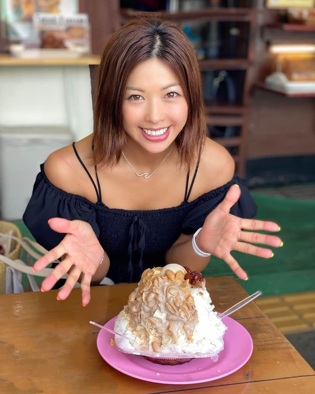 あおい夏海さんのインスタグラム写真 - (あおい夏海Instagram)「かき氷女子！ やばい❤️❤️ 過去最強のかき氷になった❤️❤️ 本当に幸せだった❤️❤️ . おんなの駅の 黒糖ミルクぜんざいとジーマミーのハーフアンドハーフ . 美味しすぎて昨日と今日2連チャン通ったw この写真は昨日の一回目の写真🍧 . これより沖縄で美味しいかき氷あったら教えてください😍❤️ . 次の日は違う味ではなく、同じ味w ハマったら一途なタイプです。 . #かき氷 #かき氷女子 #ジーマミー #ぜんざい #黒糖ミルクぜんざい #おんな駅 #沖縄 #あおい夏海 #アクセサリー」7月16日 20時50分 - natsumi.aoi