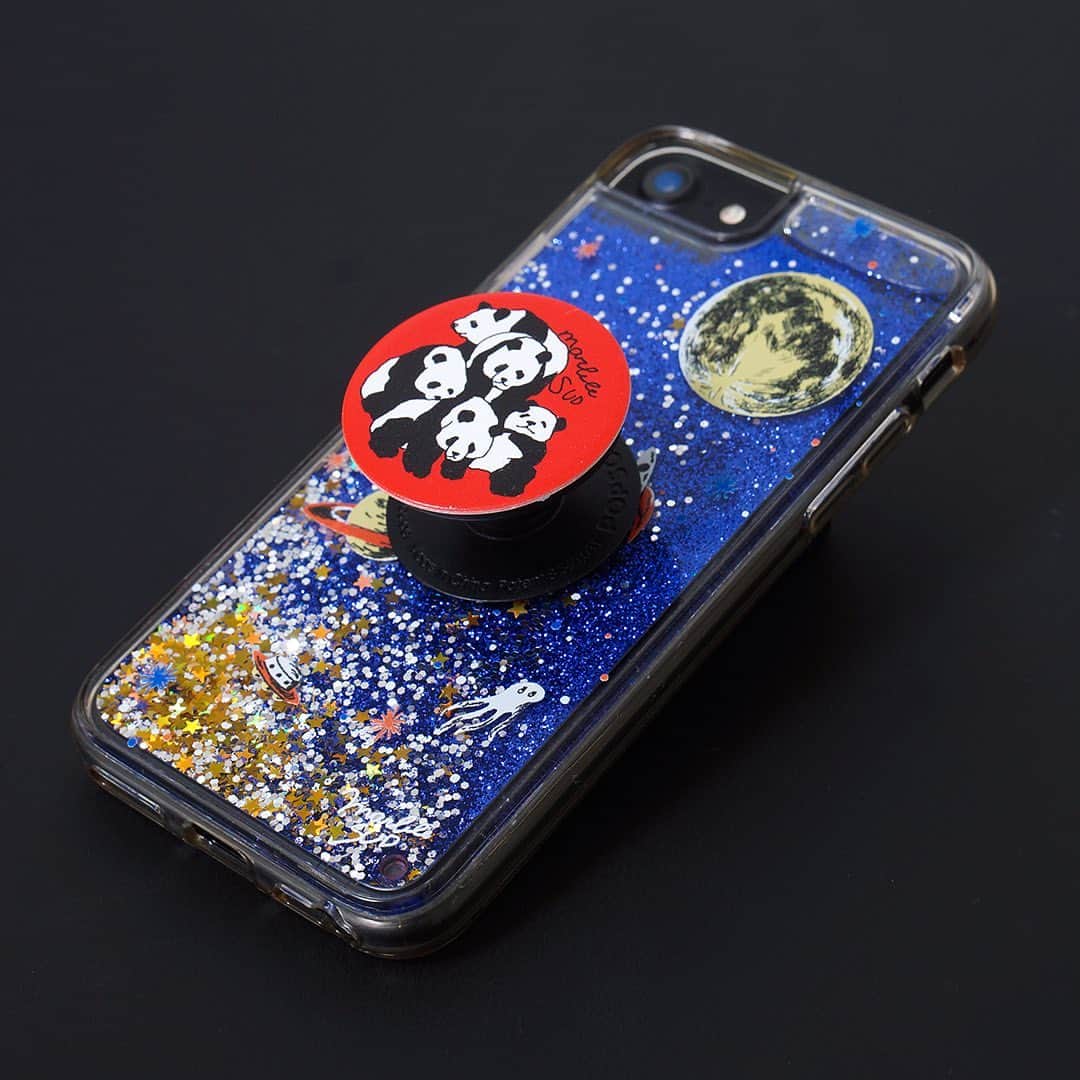 marbleSUD(マーブルシュッド) のインスタグラム：「傘にカバンにと、荷物が多くなる今の季節。スマホの操作中に危うく落としそうになった経験はありませんか？そんな時に心強い味方になってくれるのが「POPSOCKETS」。  スマホの背面に貼るだけ！グリップ部分がアコーディオンのように伸縮して、持ち手にフィットする事で不安定な状態を解消できます。写真はプレスのウメの私物。宇宙とパンダの派手派手コンビで愛用しております。  一度使うと操作の快適さに手放せなくなる優秀アイテム。新作の可愛い柄も登場していますよ！皆さまも是非お試しくださいね。」