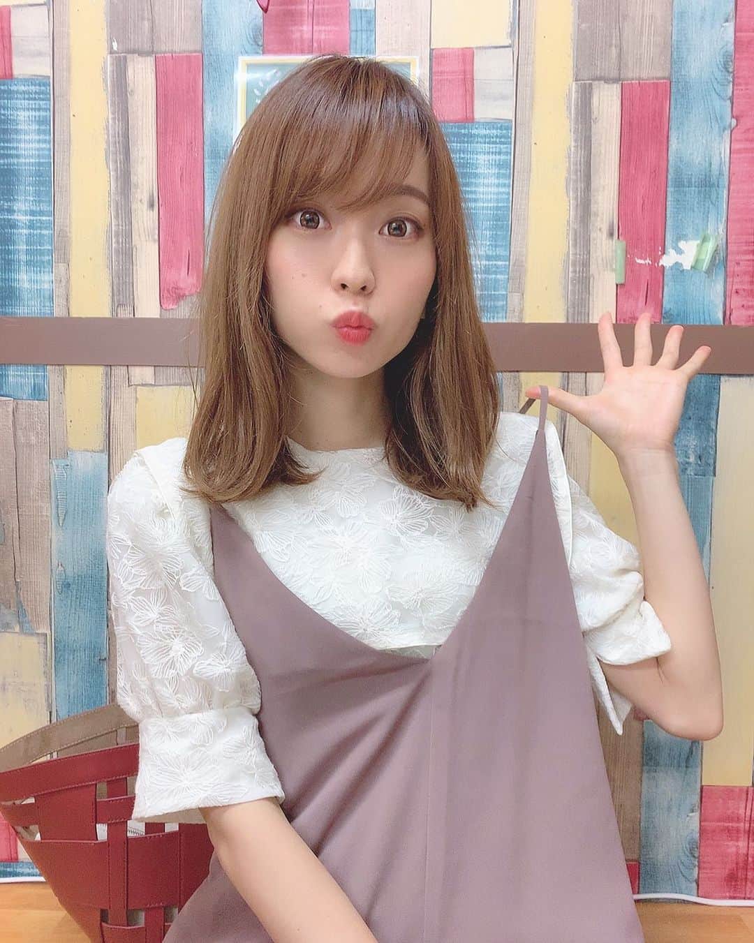のインスタグラム：「今月はバタバタで身体はお疲れ気味やけど…この前 @menard_love_h さんでエステしてもらったから 肌はもっちもちで好調🤤💕 私は大阪の福島店に通ってるよ❤ . . トップス @sober_womens  . サロペット @senseofplace_ur  . #fashion #coordinate #デニムコーデ #カゴバッグ#パンツコーデ#巻き髪 #大阪カフェ #カフェ巡り #大阪デート#大阪#休日コーデ #サンダルコーデ#soberwomen#スポーティーコーデ #グルメ女子 #white #black #大阪観光 #ワイドパンツ#サンダル#hairstyle #hairarrange #コーデ #グルメ女子 #ファッションコーデ」