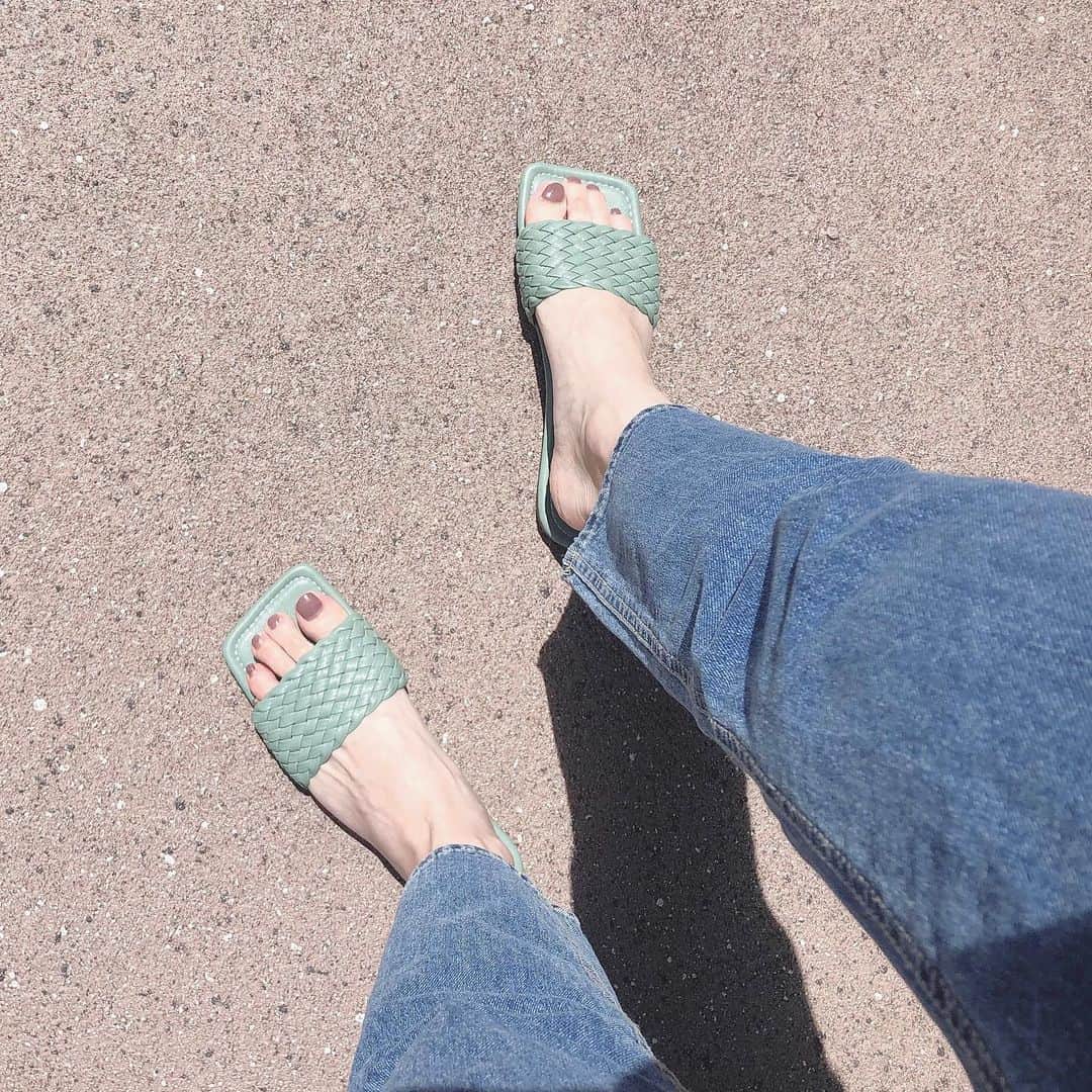 aya onoのインスタグラム：「#sappun Prouha編みストラップスリッパ green 24.5cm  夏らしくて可愛いデザイン💓 サンダルも種類とカラーと多すぎて本当に迷った！！ sappunのサイズ感に関しては少し前の投稿に書いているので参考にしてみてくださいね  @sappun_japan  #sappun#shoestagram#fashionshoes#shoesstyle#trend#koreashoes#sappunstagram#snap#ootd#selfie#korea#style#dailylook#fashion#sappun_made#shoes#サンダル#sandals#티디#패피#샌들」