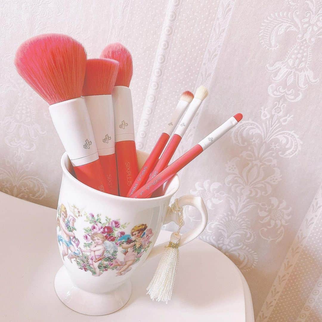 のインスタグラム：「🧡﻿ ﻿ 色んなメイク系YouTuberの方が使ってて﻿ ずっと気になってた、﻿ SIXPLUSのメイクブラシをげっとしたよ。﻿ ﻿ ﻿ とにかくふわふわで気持ちよくて﻿ 使いやすくて噂に違わぬ良さでした。﻿ 一番大きいパウダーブラシが特にお気に入り。﻿ とりあえず6本セットをお迎えしたけど﻿ 持ってるブラシ全部買い替えたいくらい。。。﻿ ﻿ ﻿ メイクブラシを頻繁に綺麗に洗うことと﻿ くたびれてきたら買い替えることは﻿ お肌にとって超重要なことだと思うんです。﻿ 肌に触れる物は柔らかで清潔なことがだいじ。﻿ あと枕カバーのお洗濯もだいじ！」