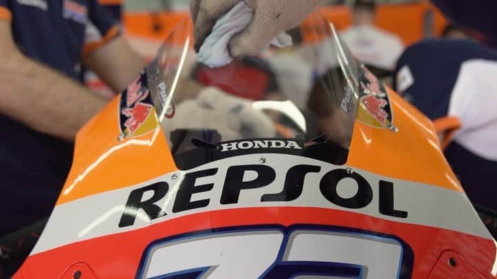 レプソル・ホンダのインスタグラム：「We adapt.」