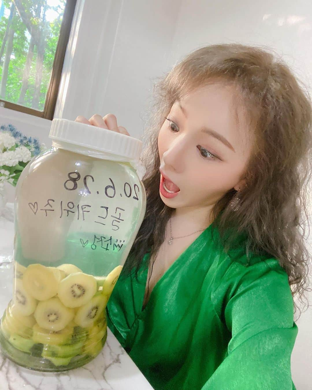 ソジョンさんのインスタグラム写真 - (ソジョンInstagram)「My new baby 🥝🍸🍷🍾  #골드키위주 #담금주」7月16日 20時59分 - sojung.lc