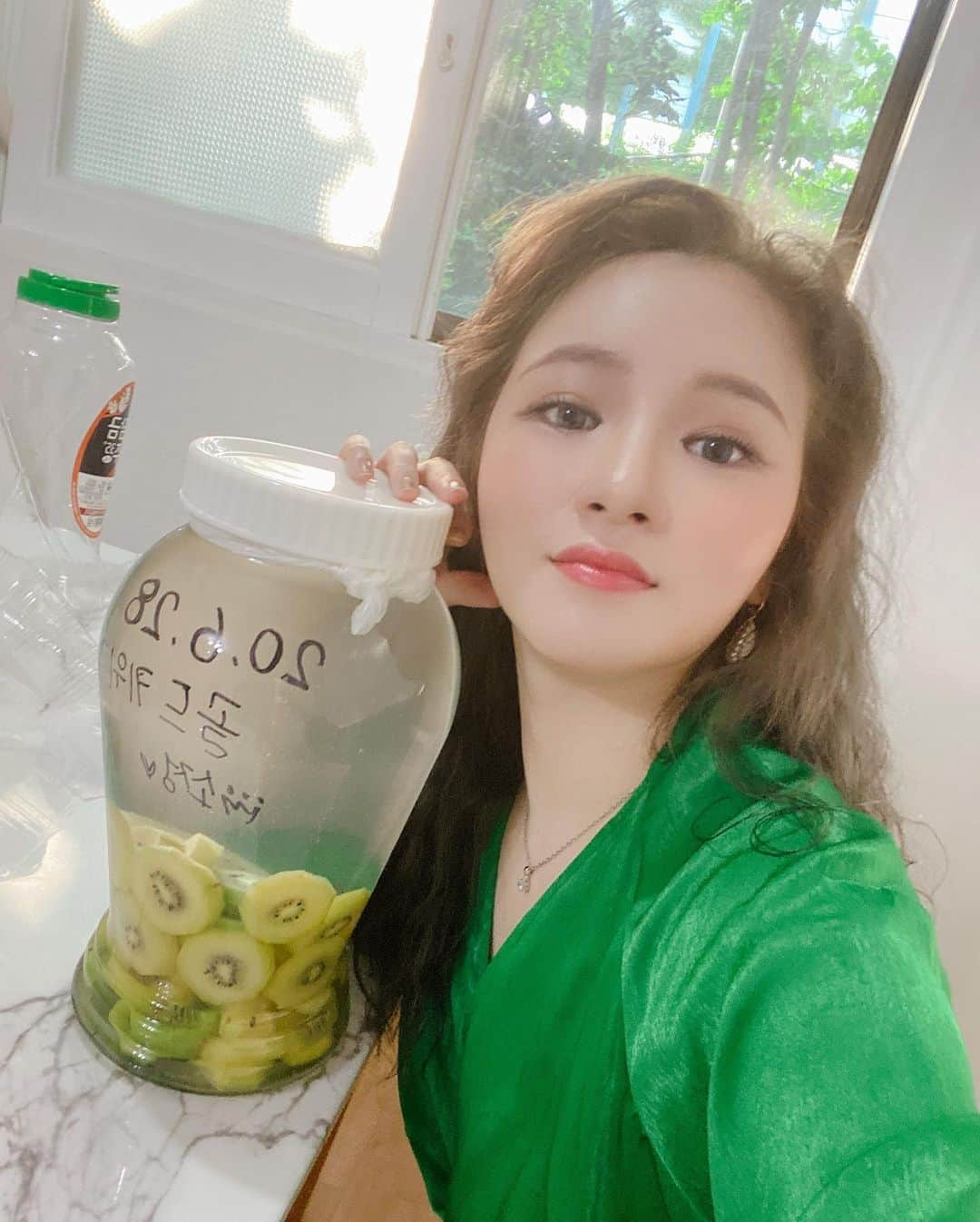 ソジョンさんのインスタグラム写真 - (ソジョンInstagram)「My new baby 🥝🍸🍷🍾  #골드키위주 #담금주」7月16日 20時59分 - sojung.lc