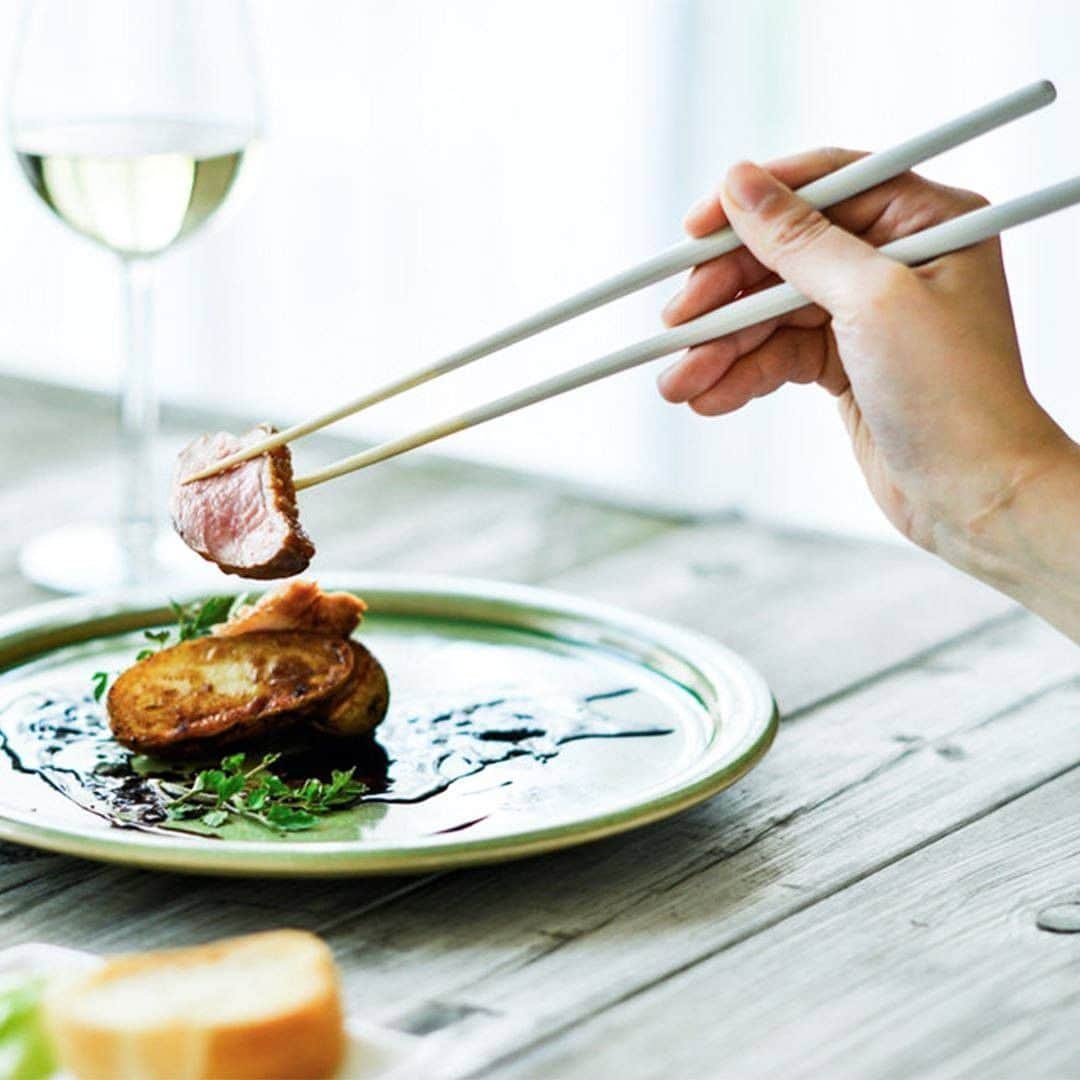Otto Japan(オットージャパン) さんのインスタグラム写真 - (Otto Japan(オットージャパン) Instagram)「天然竹の派手すぎないおしゃれな高級箸  - - - - - - - - - - - - - - - - ★スタッフのおすすめ商品  日本人のご飯のパートナーと言えば、お箸ですよね。みなさんはどんなお箸をつかっていますか？雑貨屋さんでお気に入りの柄を購入したものや、適当に購入したものなどいろいろあると思います。  STIIKのお箸は天然の竹でできたお箸で、なんと26センチという、少し長めのお箸なんです。一般的なお箸は22センチから24センチほどのため、「なんで少し長いの？」と思う方もいらっしゃるかと思いますが、実はお箸の長さは江戸時代から変わっていないのです！ただ、当時の人と比べると現在人は体も手も大きくなっています。そのため現在人の手になじむ長さである26センチという少し長めのお箸なのです。  実際に使ってみると、いつものお箸と数センチしか違わないのに、とっても使いやすいんです！食材をつかみやすく、焼き魚もするりと食べられちゃいます♪  見た目はシンプルなので、和食でも洋食でもよく似合うため、テーブルコーディネートにも使いやすいですよ。 - - - - - - - - - - - - - - - -  ◆もっと商品について知りたい方は写真をタップ！  ================= マイモットーの商品が気になった方は「#私のマイモットー」で教えてください。 素敵な投稿は @my.motto.jp で紹介させていただきます。 =================   #お箸 #おはし #STIIK #高級箸 #テーブルコーディネート #テーブルウェア #テーブルフォト #食卓風景 #カトラリー #うつわ #キッチン用品 #キッチングッズ #上質な暮らし #暮らしを楽しむ #日々の暮らしを楽しむ #丁寧なくらし #暮らしの道具 #シンプルライフ #マイモットー #mymotto」7月16日 21時00分 - my.motto.jp