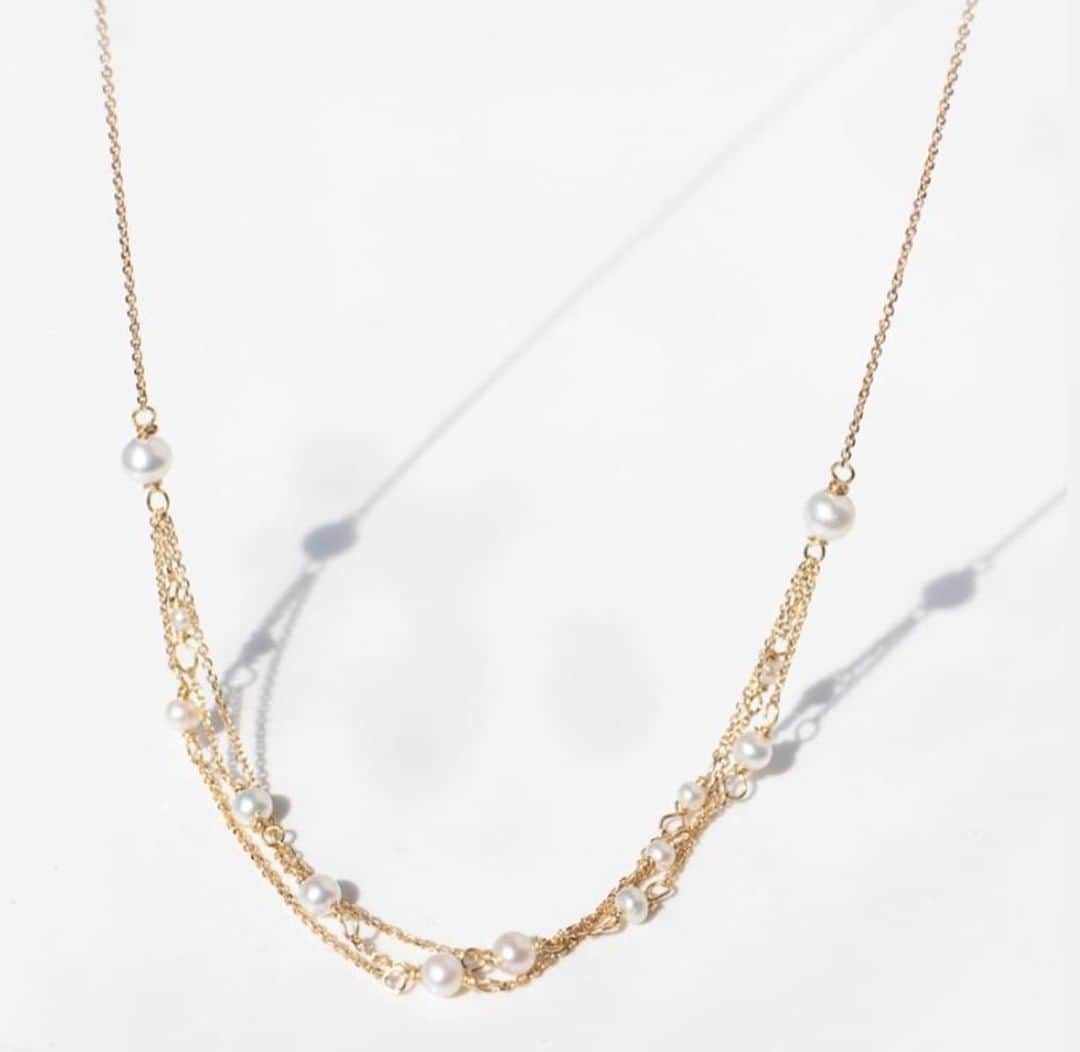 のインスタグラム：「it’s our 1,000th post and what better way to celebrate than to give something back✨  Our US stockist @newtwiststore  are raffling our iconic Flapper Girl pearl necklace to support @naacp  Purchase a $20 raffle ticket (visit @newtwiststore ) till July 21 at 11:59pm pacific for a chance to win. ✨  Entries are unlimited, so the more you enter, the greater your chances of winning, and the more money gets donated to @naacp to support their work empowering Black communities and ending racial discrimination #jewelryforchange」