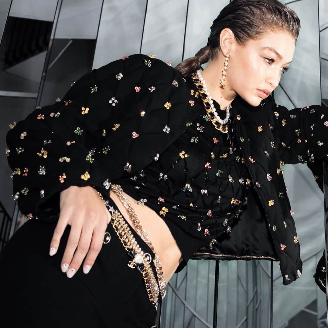 シャネルさんのインスタグラム写真 - (シャネルInstagram)「The jackets highlight the savoir-faire of CHANEL’s Fashion Métiers d’art: covered with satin camellias by Lemarié or smocked in a quilted effect by Atelier Montex. The Paris – 31 rue Cambon 2019/20 Métiers d’art collection is now in boutiques.  #CHANELMetiersdart #CHANEL @Le19M #Le19M @RebeccaLongendyke @MaisonDesrues #Desrues @Maison_Lemarie #MaisonLemarie @Massaro_Paris #Massaro @Goossens_Paris #Goossens @AtelierMontex #Montex #Lognon @MelodieMcDaniel @RebeccaLongendyke @GigiHadid」7月16日 21時00分 - chanelofficial