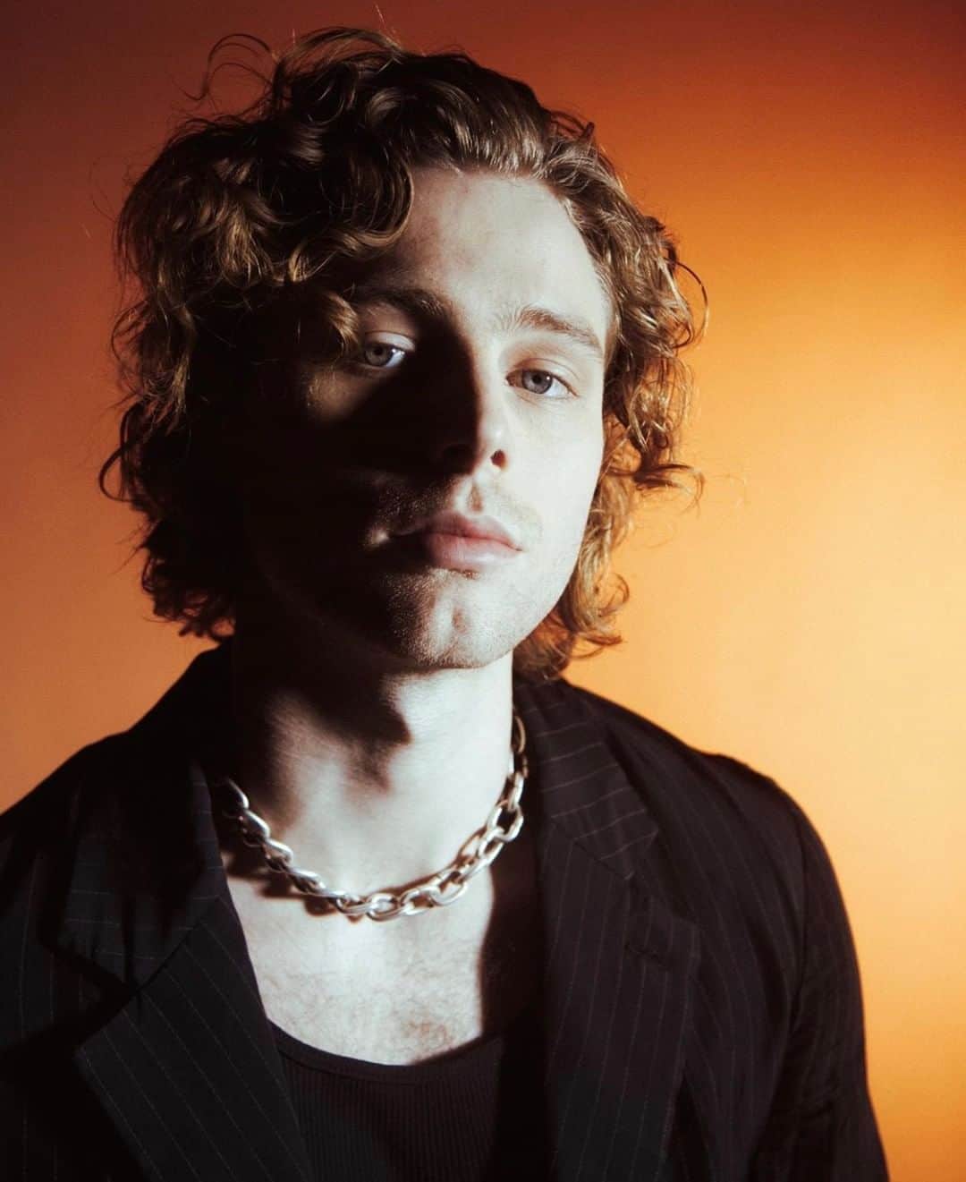 Alternative Pressさんのインスタグラム写真 - (Alternative PressInstagram)「Happy birthday to the voice behind @5SOS, @lukehemmings! From hearing him sing early on during his @youtube days, we knew Luke was going to do amazing things in this industry. It was only a matter of time until the rest of the world caught on to just how exceptionally talented he is. Hemmings is quickly becoming the alluring, resonant voice of a generation. Comment below to wish Luke a very happy birthday 🎉⁠ 📷: @andydeluca⁠ .⁠ .⁠ .⁠ #lukehemmings #lukeroberthemmings #5secondsofsummer #5SOS #alternativepress #altpress⁠」7月16日 21時01分 - altpress