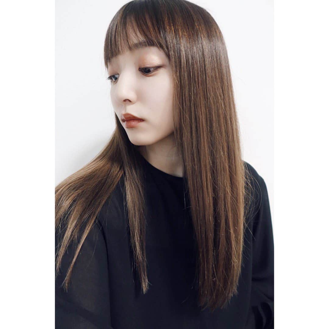 かんだまのインスタグラム：「実はちょっと前にパツっと短めに前髪いきまして。 顔の系統により理想像にはなれなかったけどwオールブラック着たときに今までと雰囲気がらっと変わって良き！メイクするのもワクワク！だからお気に入り！しかし家族と事務所からは大不評ひゃーい！w きょーちゃんありがと🐒 @ky0suke」