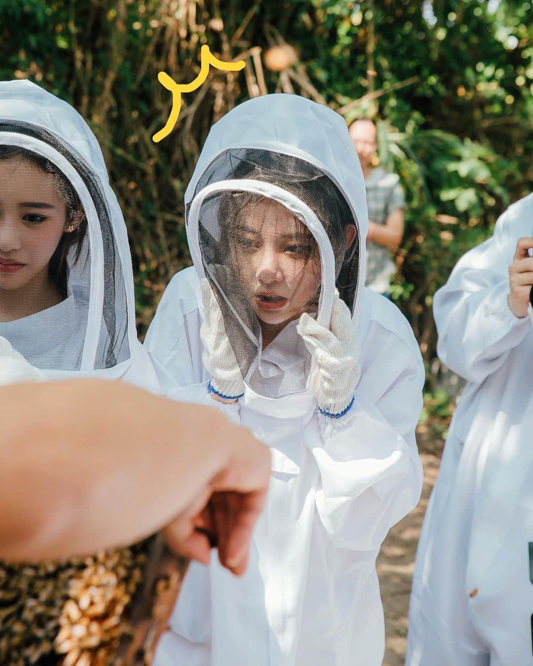 張香香のインスタグラム：「這次跟著 @guerlain 去旅行 大家都知道蜂王乳系列是嬌蘭不敗的明星商品 為了直擊蜂王乳如何養成與採集 於是有了與上萬隻蜜蜂親近的初體驗🐝 其實我非常怕蟲😖任何昆蟲都怕 所以一直被捕捉很驚恐的表情🤣 不過因為嬌蘭貼心準備了防蜂衣 加上天氣真滴超級熱我整個人大爆汗💦 所以後面直接忘卻任何對昆蟲的恐懼😂 還直接脫下頭罩現吃了新鮮天然無加工的蜂王乳 吃起來有點酸酸辣辣的 很酷😎 - 這次的旅程又拍了好多照片 到時候再慢慢和你們分享～ 8/1還會有很厲害的新品🤩 到時候再好好介紹一下😚 請期待！ - #Guerlain #Guerlaintw #AbeilleRoyale #GuerlainForBees #ThankYouBees #InTheNameOfBeauty #嬌蘭」