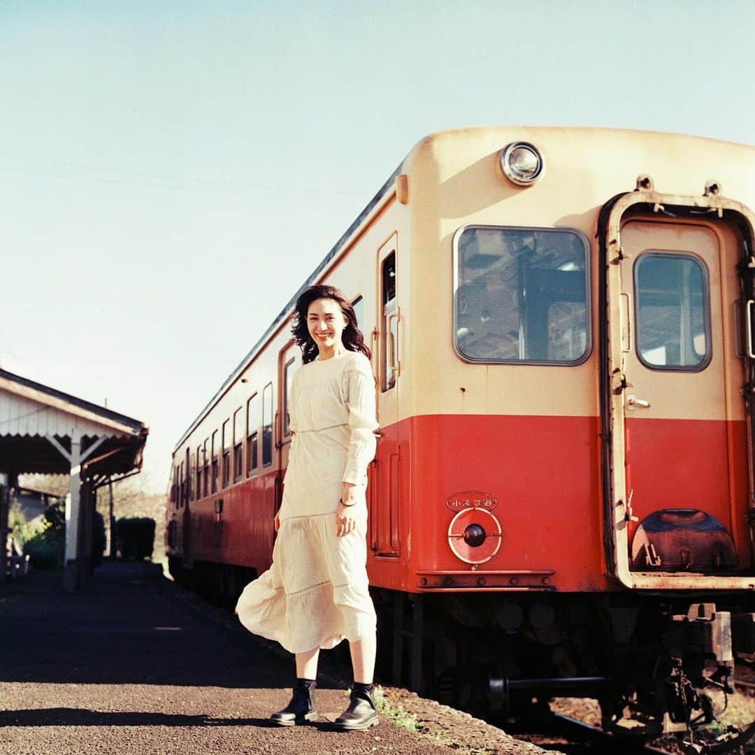 のインスタグラム：「『小旅行』 ㅤㅤㅤㅤㅤㅤㅤㅤㅤㅤㅤㅤㅤ Love to shoot with Rolleiflex. ㅤㅤㅤㅤㅤㅤㅤㅤㅤㅤㅤㅤㅤ  ３月にRolleiflexで撮影した写真の現像が帰ってきたら、その写っている雰囲気が良すぎてため息。 また、このカメラを持って小旅行に行きたいな。 ㅤㅤㅤㅤㅤㅤㅤㅤㅤㅤㅤㅤㅤ ㅤㅤㅤㅤㅤㅤㅤㅤㅤㅤㅤㅤㅤ #Rolleiflex28f  #filmphotography  #filmisnotdead」