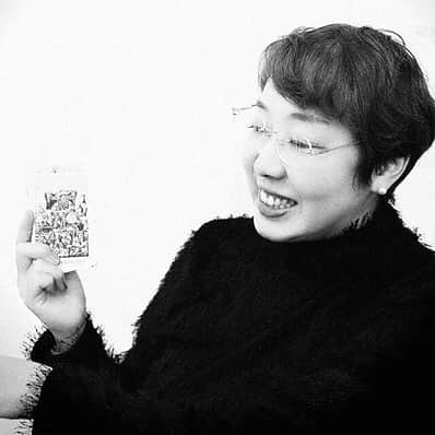 手紙社さんのインスタグラム写真 - (手紙社Instagram)「【 GOOD MEETING ：休日の夜は、働く女性のみなさんに向けた対談を聞こう】 占い師・田波有希さんは、美術大学助手、TV局美術、児童造形教室、フリーの作家、漫画監修、古本屋などいくつもの仕事を渡り歩いて来ました。人も雇わず、資本金もかけず、まさに“身体ひとつ”で仕事をはじめるにはどうしたら良いか？　既成概念にとらわれず、職業そのものを自分自身で作り出していくには？　面白い仕事や人生を生み出していく秘訣を、経験談を踏まえて面白おかしく、そして熱く語ります。  第2回はゲストに産業カウンセラーで社会保険労務士の岡田留理さんをお迎えし、「女性の働き方」にスポットを当ててお話ししていきます。結婚や出産、親の介護など、何かと女性はライフイベントが多いもの。その度に人生の岐路に出会い、考えることが付いて回ります。そうした女性特有の悩みに向き合ってきた岡田さんと、占いで悩みを聞き続けてきた田波さんがナビゲーターを務め、女性の働き方や生き方について自身の経験を例にしながら本音で語り合います。人生を真面目に考えすぎて行き詰まっている方々、この機会に肩の荷を下ろしましょう！ ★パートナーや仕事仲間を理解したい男性もお待ちしています  1）「仕事」の選び方 2）専業主婦はいけないの？ 3）家族と共に仕事をしてゆくには 4）しあわせは千差万別？ ...etc  ◎第2回ゲスト・岡田留理 福井県在住。特定社会保険労務士。同志社大学卒業後、勤めていた職場を出産を機に退職。子どもが１歳の時、社会保険労務士試験にチャレンジし、合格。翌年、個人事務所を開業。経営と育児と家事を両立させながら、企業の顧問、労働局の総合労働相談員、人材育成コンサルタントなどに取り組む。6年間の開業経験を経て、2015年4月に公的支援機関に入社。県内の創業・ベンチャー支援業務を担当し、現在に至る。  ＜田波有希「身体ひとつではじめられるお仕事のはなし〜女性の働き方に正解はない〜」開催概要＞ 日時：7月18日（土）19:30〜21:30 定員：10名 参加費：一般 ¥5,400（税込）/ 部員 ¥5,000（税込） 申込み： 受付中！／7月18日（土）17:30まで  ▶︎詳しくは「@tegamisha」プロフィールのハイライト「GOOD MEETING」より公式サイトへ！　 CALENDERより「7/18（土）19:30〜『身体ひとつではじめられるお仕事のはなし』」をチェック！  ◎GOOD MEETINGってどんな場所？ 手紙社が敬愛する作り手やお店のオーナー、書き手やパフォーマー、あらゆるジャンルの気になる方々をナビゲーターにお迎えして、Zoom上で講座やワークショップ、部活動的な集い、暮らしにまつわる情報交換を行う場です。  #手紙社#手紙舎#tegamisha#GOODMEETING#グッドミーティング#zoom#zoomレッスン#zoom講座#オンライン講座#オンラインイベント﻿#オンライン﻿#オンライン配信#オンライン開催#オンラインレッスン#リモート#田波有希#タナミユキ#身体ひとつではじめられるお仕事のはなし#占い人生相談#占い#東京占い横丁」7月16日 21時10分 - tegamisha