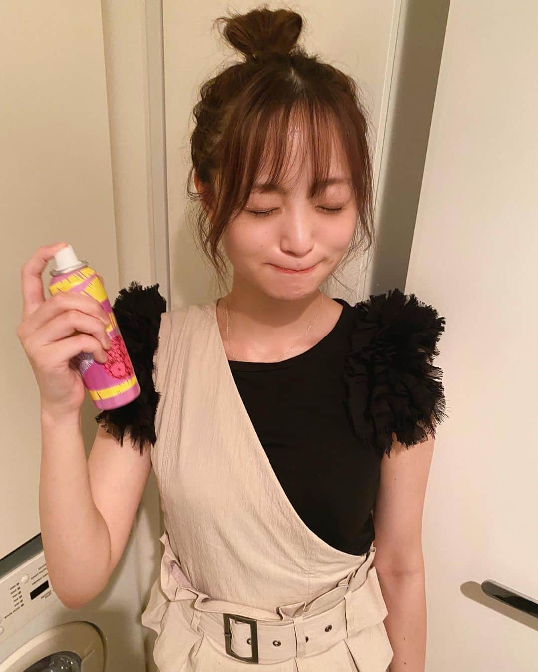 のインスタグラム：「. メイクの仕上げに崩れ防止のスプレーしてるところ🥺 MASAKAさんのビューティーキープミストが最近のお気に入り💗 . . #onepiece : #urbament #tops : #GRL . . #OOTD #coodinate #fashion #お団子ヘア #ビューティーキープミスト #mist #beautymist #MASAKA #cosme #cosmetics  #spray #シースルーバング  #シースルー前髪 #😌」