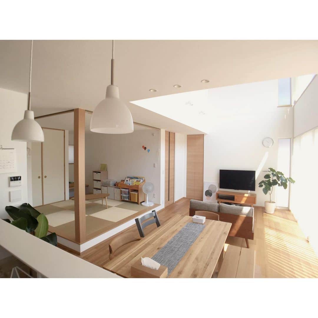ムクリ［mukuri］さんのインスタグラム写真 - (ムクリ［mukuri］Instagram)「・﻿ 「空をつかまえる家」﻿ 設計時に建築士さんが考えたテーマだそうです。﻿ ﻿ 吹き抜けのメリット・デメリットはよく語られていますので、それを踏まえた上で、どんな暮らしがしたいか？が大切ですよね。﻿ ﻿ リビングにいながら星空を眺めたり、﻿ 日差しが家全体を明るく照らしたり。﻿ ここまでたっぷり窓があると、﻿ カーテンを開けた時の開放感は自然と伝わってきます。﻿ まさに、空を身近に感じる家。﻿ ﻿ 窓のサイズや数でも﻿ 外観や部屋の雰囲気は大きく変わるので、﻿ いろいろイメージを膨らませたいですね＾＾﻿ ﻿ ▶︎ご紹介した記事﻿ https://mukuri.themedia.jp/posts/3117856﻿ ﻿ ﻿ ﻿ #注文住宅 #リビング #ダイニング #キッチン #和室 #吹き抜け #吹き抜けのある家 #livingroom #住友林業 #北欧インテリア #おうち #シンプルインテリア #バーチカルブラインド #飛騨産業 #新築 #一戸建て #マイホーム#マイホーム計画 #マイホーム記録 #家づくり #家 #ハウスメーカー #工務店 #インテリア #interior #すっきり暮らす #暮らし #暮らしを楽しむ #くらしの編集 #ムクリ﻿」7月16日 12時18分 - mukuri_official