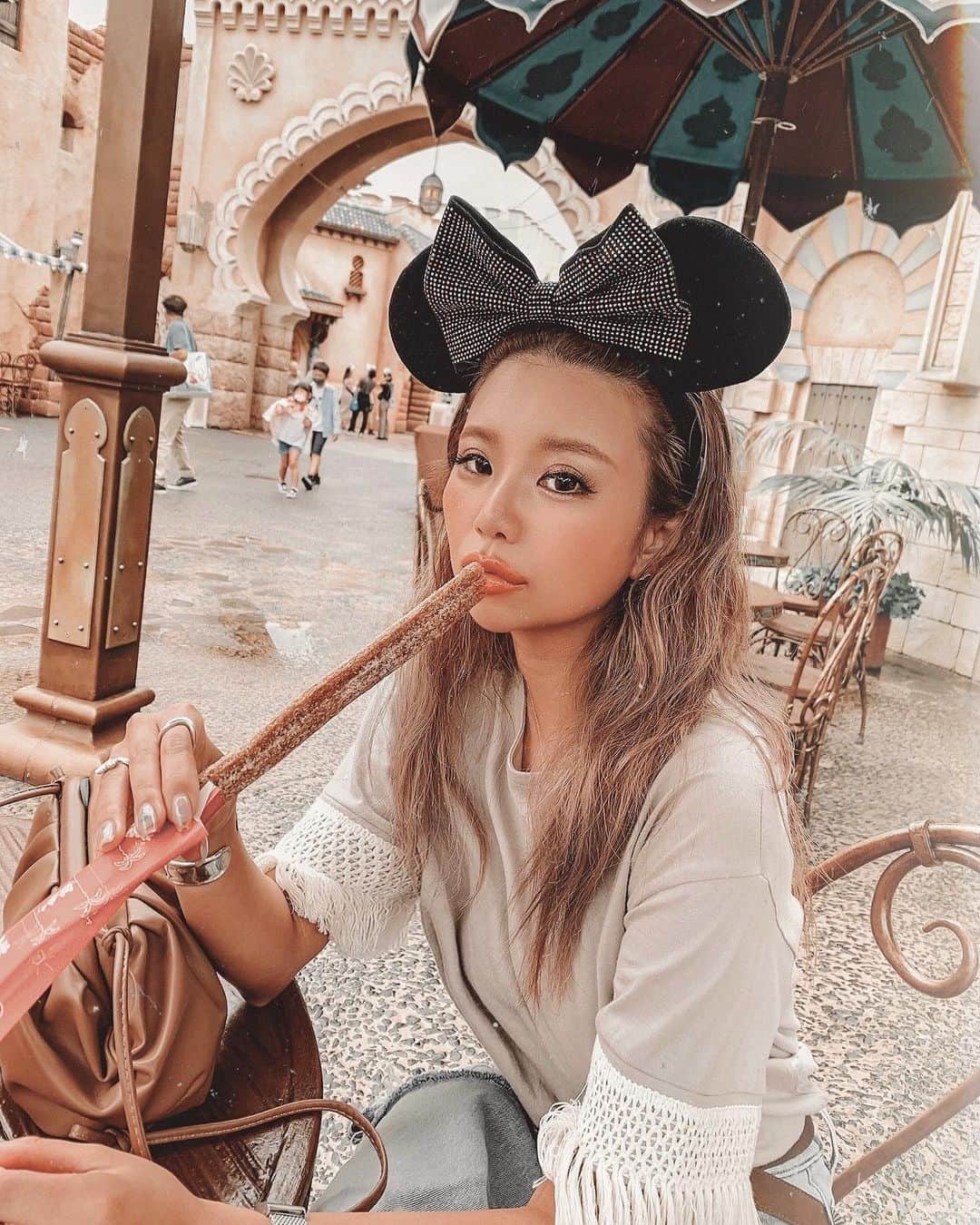 ✷kana✷のインスタグラム：「🐫🕌✨ . . 雨で髪ぼわぼわ、、 食べるとき以外はマスクだから 顔もヨレまくりでちょい萎えモード なところ、気をつかってアプリで 撮ってくれてた😇😇😇 という一コマ。 . #disneysea」