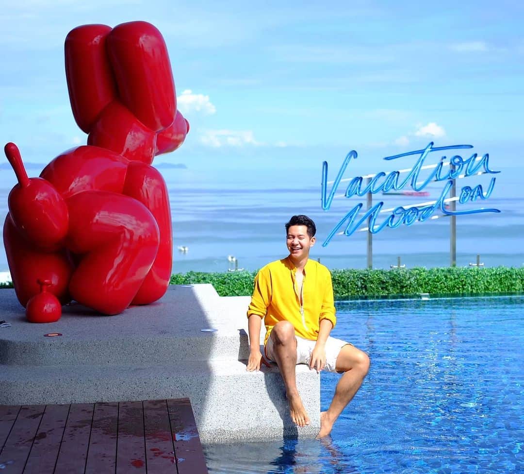 アイス・サランユーのインスタグラム：「อาบแดด ยามเช้า กับ คุณ Lola 🐩 ( Lola's Dream ) @myttbeachhotel  มาพักผ่อนกันเถอะๆ พิเศษสุด ตอนนี้  กับความหรูหรา แบบ ราคา สบายกระเป๋าครับ😍 #Pattaya  #thailand #เที่ยวทั่วไทยกับไอซ์ศรัณยู」