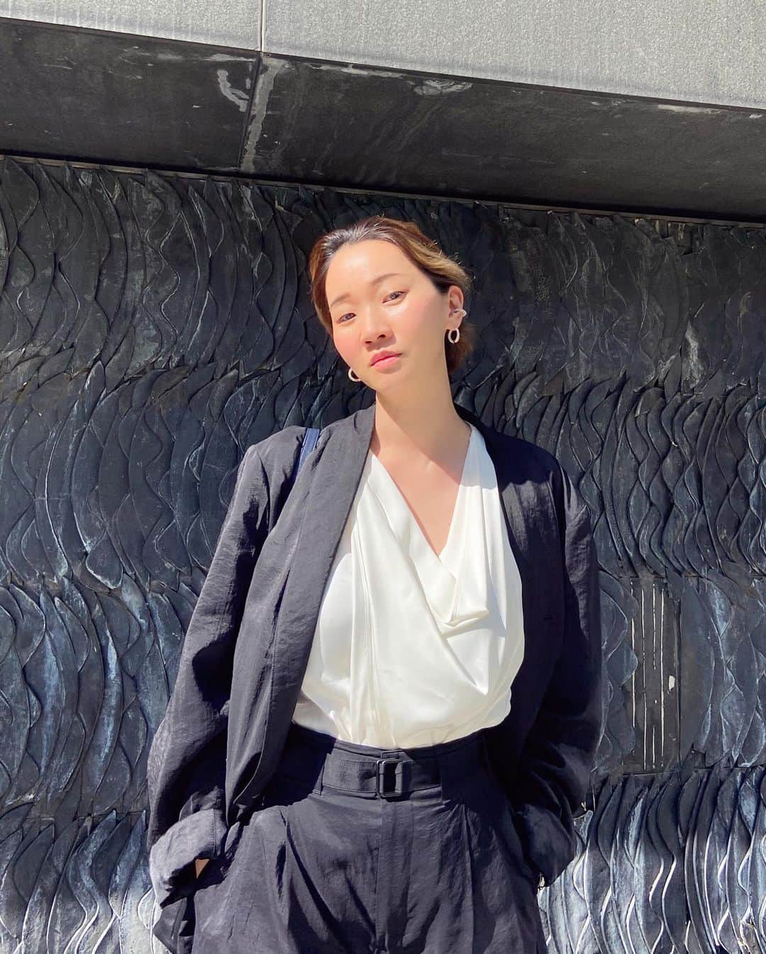 チャン・ユンジュのインスタグラム：「사랑스런 소녀 친구 @_imyour_joy 가 찍어줌. 잘 찍네. 파자마 입고 여행하면서 친해진 우리. 속 깊은 이야기부터 뷰티 이야기까지. 이렇게 잘 통하는거 보면 너랑나랑은 혹시? 동갑?? ㅎㅎㅎㅎㅎㅎㅎㅎㅎㅎㅎㅎㅎㅎ😂💛🙏🏻 _ #조이너의이름처럼 #예쁘고맑고멋지게  #성장하길축복해❤️」