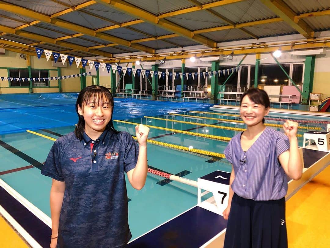 のインスタグラム：「あすの「キニナル」は県総体の代替大会に挑む高校生スイマーを特集します🏊‍♀️  広島観音高校3年の森川莉子さんです。私と身長はほとんど変わらない小柄でキュートな女子高生ですが、なんと広島県高校選手権200メートルバタフライの大会記録保持者🥇去年は中国大会で優勝しインターハイにも出場しました。  最高学年の今年はインターハイ入賞を目標に取り組んできましたが、新型コロナで中止に。目標とする大会がなくなる中、それでも前を向いて代替大会へ練習を続ける姿を取材しました。  実は私1歳？から中学3年生まで水泳をしており、小4からは競泳コースで大会にも出ていたんです！リレーで決勝に1回でたくらいで、目立った成績残せず辞めたので今まであまり言っていませんでした…笑  久しぶりのプールの塩素のツンとしたにおい、大会前のドキドキや練習についていけなかった苦い思い出など色んなことが蘇りました…  私は途中で逃げ出してしまったけど、幼い頃から水泳と真剣に向き合い練習に励んできた森川さんは本当にすごい。アナウンサーとしてだけでなく、水泳経験者としてお話を伺いたくて企画しました。  あす18:15〜ぜひご覧ください✨ 写真撮影の時だけマスクを外しました🙇‍♀️  #広島観音　#水泳部 #jss広島　#広島テレビ　#テレビ派　#私は水着じゃないよ #代わりに懐かしい画像」