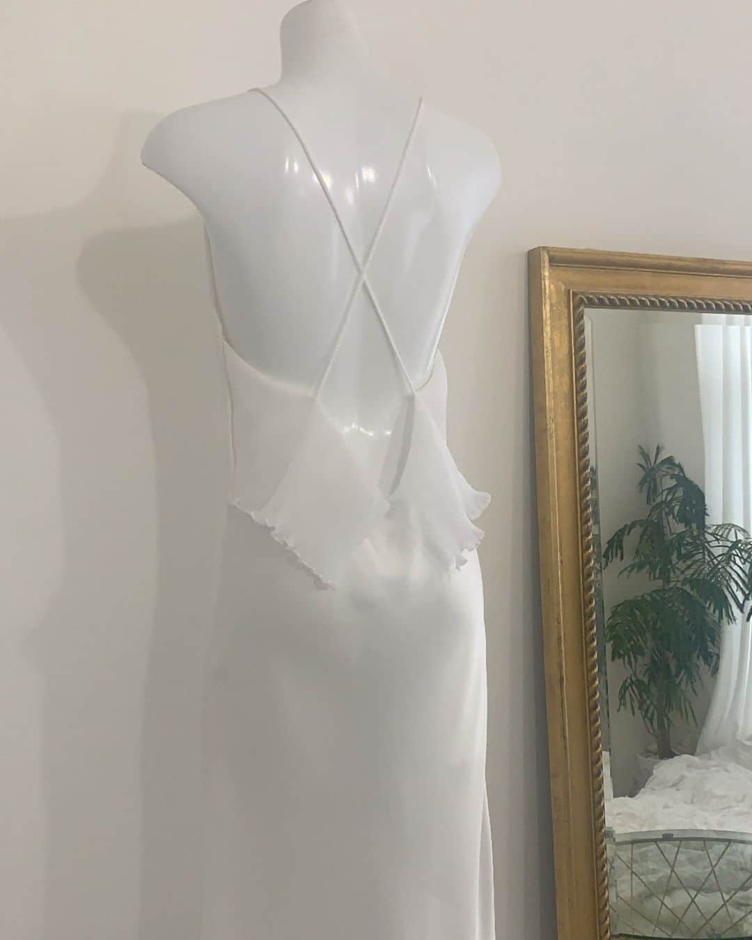 Tomomi Teradaのインスタグラム：「Mermaid slip🧜🏻‍♀️腰に人魚のおひれがついたシルクのスリップです♡蒸し暑い今の時期に、お部屋でさらっと着てね。と〜〜っても着心地良いの！太鼓判です🌸今夜19:00-Shelly de Titiオンラインにて販売スタートします🥰  #shellydetiti」