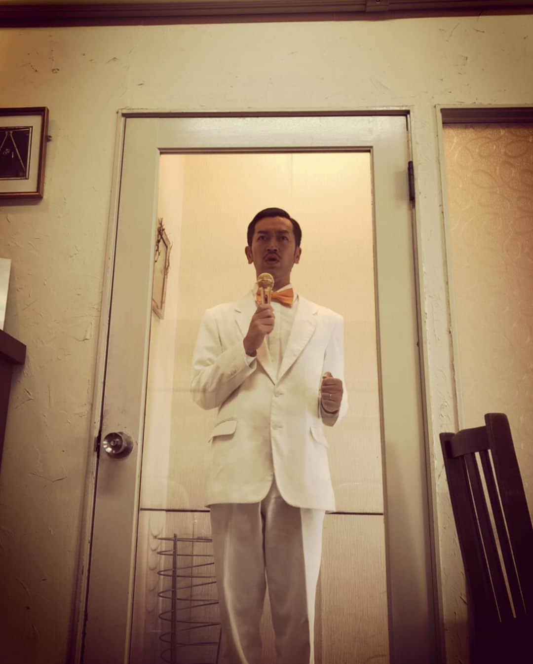 杉本知香さんのインスタグラム写真 - (杉本知香Instagram)「どこでもムーディ🎤  #中目黒美容室  #右から左へ受け流す   #ムーディ勝山  #昭和ガラス 越しムーディ🎤 #ブラインド 越しムーディ🎤 #シャンプー台 ムーディ🎤 #フォレスト ムーディ🎤」7月16日 12時27分 - sugimotoc