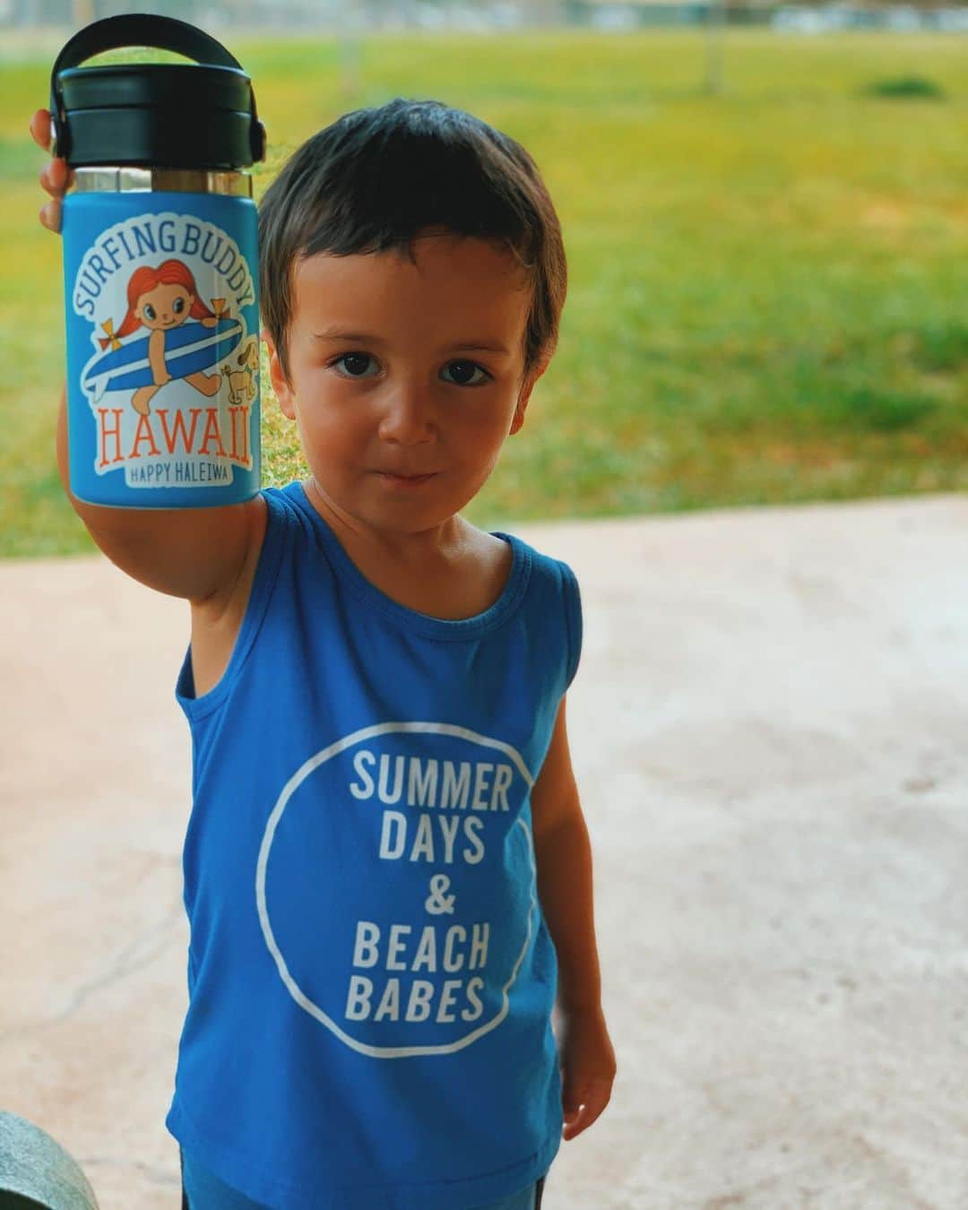 アリッサ ウーテンのインスタグラム：「He’s my surfing buddy ❤️ Use discount code ALYSSA15 @happyhaleiwa for 15% off your purchase of regularly priced items. Excludes sales and promos. He loves his new water bottle and we decorated them with stickers together 💕」