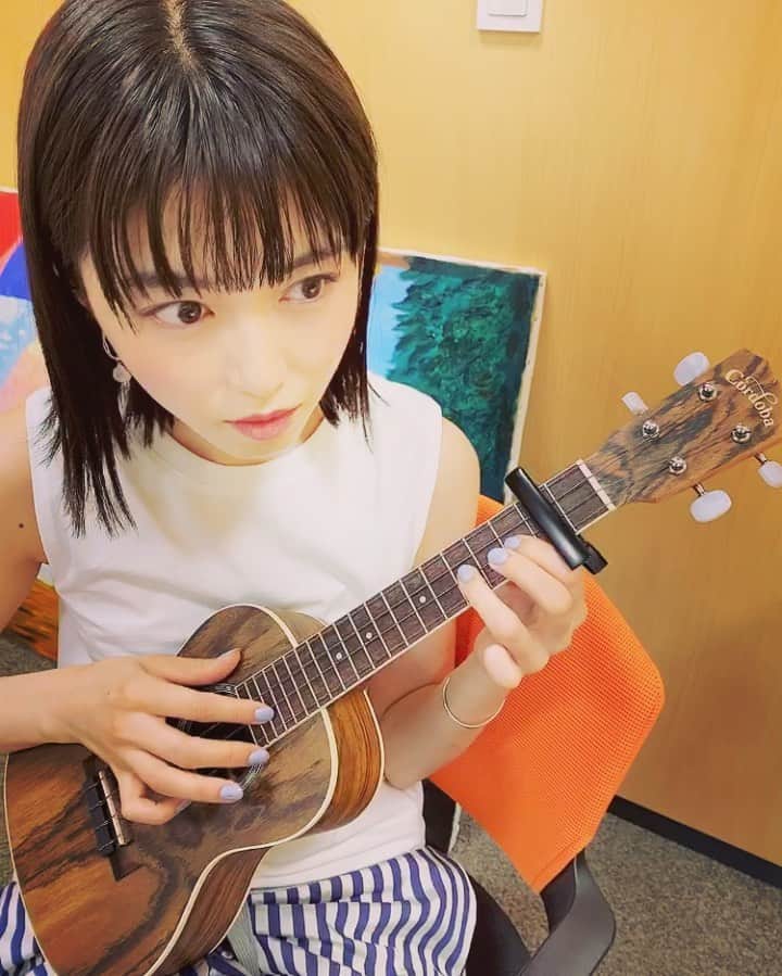 のインスタグラム：「早速、ウクレレ練 始めています🌳 まだ綺麗に音を出せず聞き苦しいのですが…🙏  一個め動画の 半拍？音を入れるのをYouTubeで見かけて どうしてもやりたくて練習中。 いきなり難しいことに挑戦して 顔が険しい🦧  二個めは半拍無しバージョン。 やっぱり半拍入れたいです。  さて、なんの曲を練習しているでしょうか🕵🏻‍♂️  #ウクレレ #ukulele #concertukulele  #ウクレレ記録 #ウクレレ成長記録 #ウクレレ女子 #ウクレレ初心者 #ウクレレ練習 #ウクレレ練習中 #ウクレレはじめました  #ナツレレ」