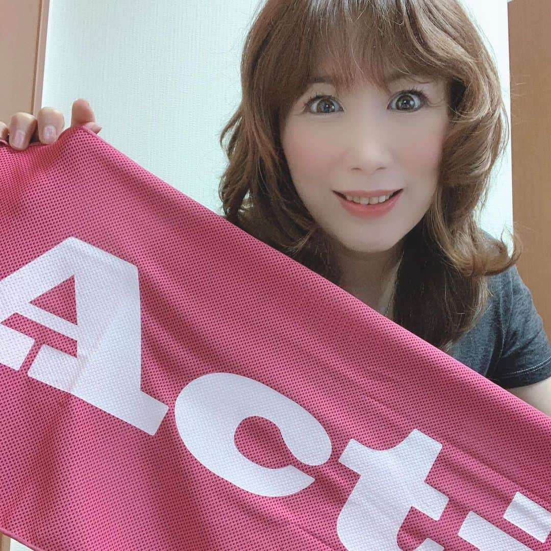 桜花由美さんのインスタグラム写真 - (桜花由美Instagram)「アクティバイタルから超冷感タオルが出たよー！  なかなか大きい！  水で濡らしてひやしてひんやり♪  夏には持って来いのタオルだよー！  ひんやりは約一時間継続するよー！  暑い日には使おうぜい♪  ちなみに私はピンク！  #超冷感タオル  #気化熱のチカラ  #気化熱  #気化熱で冷やす  #気化熱で涼しい  #Makuake #クラウドファンディング #activital  #アクティバイタル #wavepro #プロレス #プロレスラー  #prowrestler #prowrestling #プロレス #プロレスリングwave  #桜花由美 #supercool  #supercoolingtowel」7月16日 12時30分 - ohkayumi