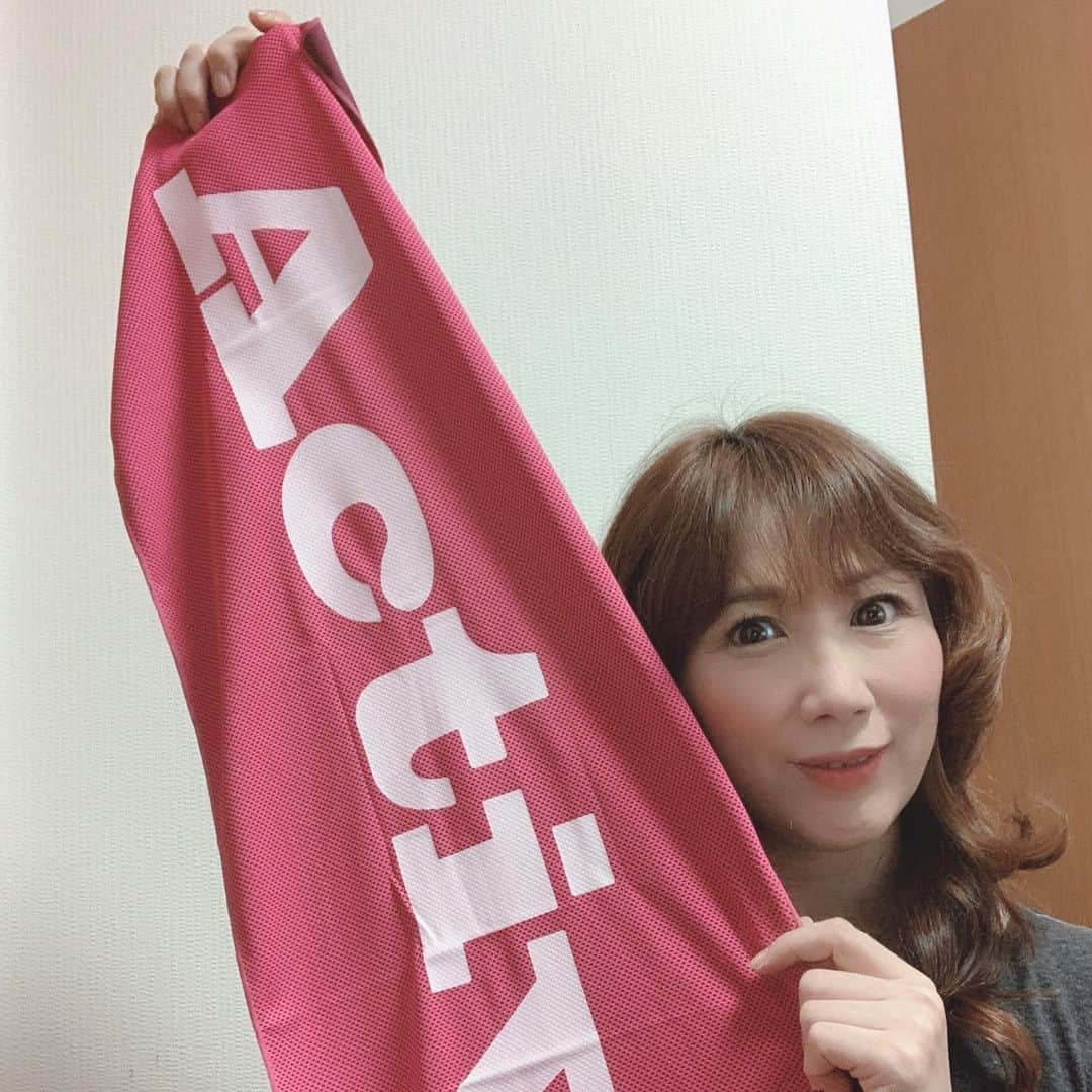 桜花由美さんのインスタグラム写真 - (桜花由美Instagram)「アクティバイタルから超冷感タオルが出たよー！  なかなか大きい！  水で濡らしてひやしてひんやり♪  夏には持って来いのタオルだよー！  ひんやりは約一時間継続するよー！  暑い日には使おうぜい♪  ちなみに私はピンク！  #超冷感タオル  #気化熱のチカラ  #気化熱  #気化熱で冷やす  #気化熱で涼しい  #Makuake #クラウドファンディング #activital  #アクティバイタル #wavepro #プロレス #プロレスラー  #prowrestler #prowrestling #プロレス #プロレスリングwave  #桜花由美 #supercool  #supercoolingtowel」7月16日 12時30分 - ohkayumi