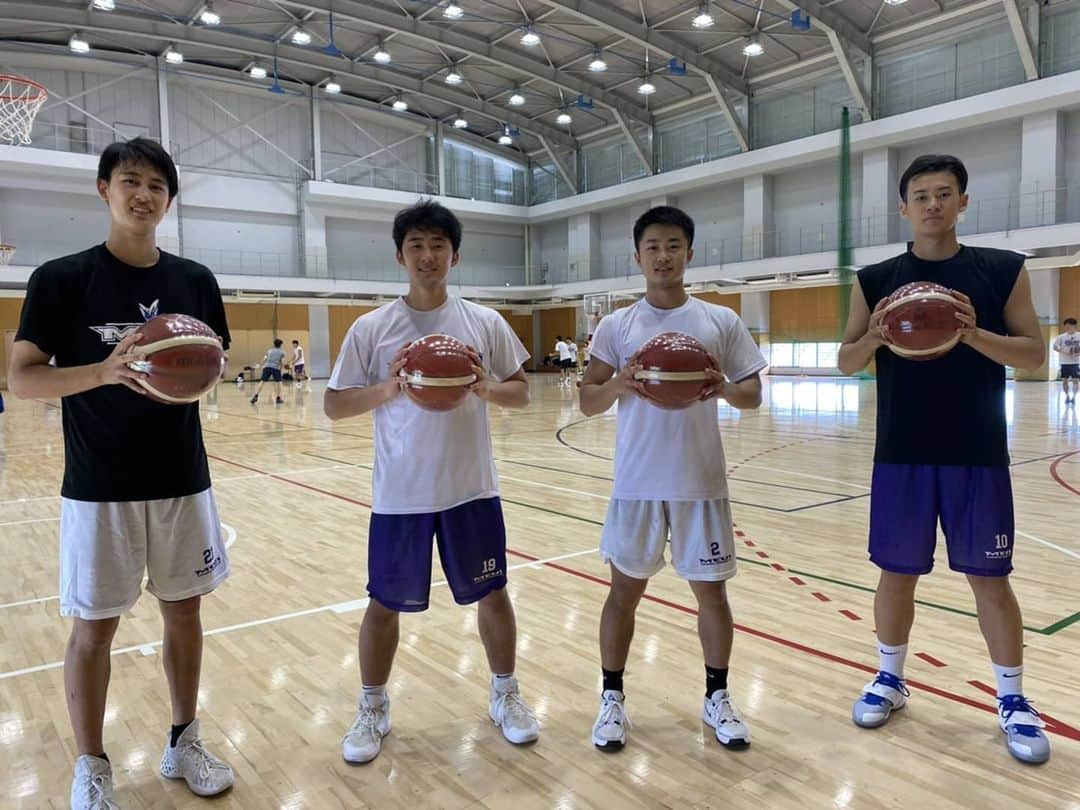 金丸晃輔さんのインスタグラム写真 - (金丸晃輔Instagram)「Bリーグ所属の明治大学OBより、明治大学バスケットボール部へ、ボールを寄贈させていただきました。  大変な時期ですが…頑張れ後輩達！  応援しています👍  #bリーグ#明治大学バスケットボール部」7月16日 12時40分 - kosuke_0308