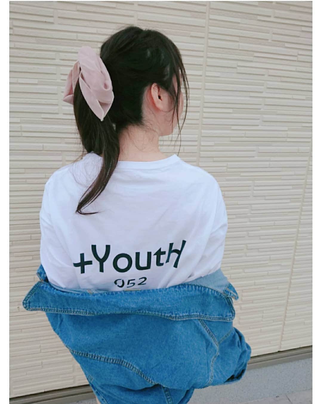 白葉まりさんのインスタグラム写真 - (白葉まりInstagram)「こんにちは😄曇り空が続きますね～☁️ . . +YoutH で見つけたTシャツ✨大きめなの欲しかったんだよね～🎵(ネックレスつけ忘れた～ぁ) . シンプルだから合わせやすいしバックプリントがカッコいい🌟 . @youth_jp_ 最近韓国系ファッションにも興味あるんだけど、メンズレディース共にめっちゃ充実してて見てて楽しい(^ー^)ショップクーポンもありました！ ストーリーにもリンク載せたよ☺️ . . 今の情勢だからこそネットショッピングは便利ですね～😌 . . . 💙 . . 💙 . . . #ファッション #韓国ファッション #ストリートファッション #Tシャツ #ビッグシルエット #ユース #ユニセックス #ポートレート #スナップ #白葉まり #fashion #Youth #pr #instagood #ootd #code」7月16日 12時34分 - shirahamari