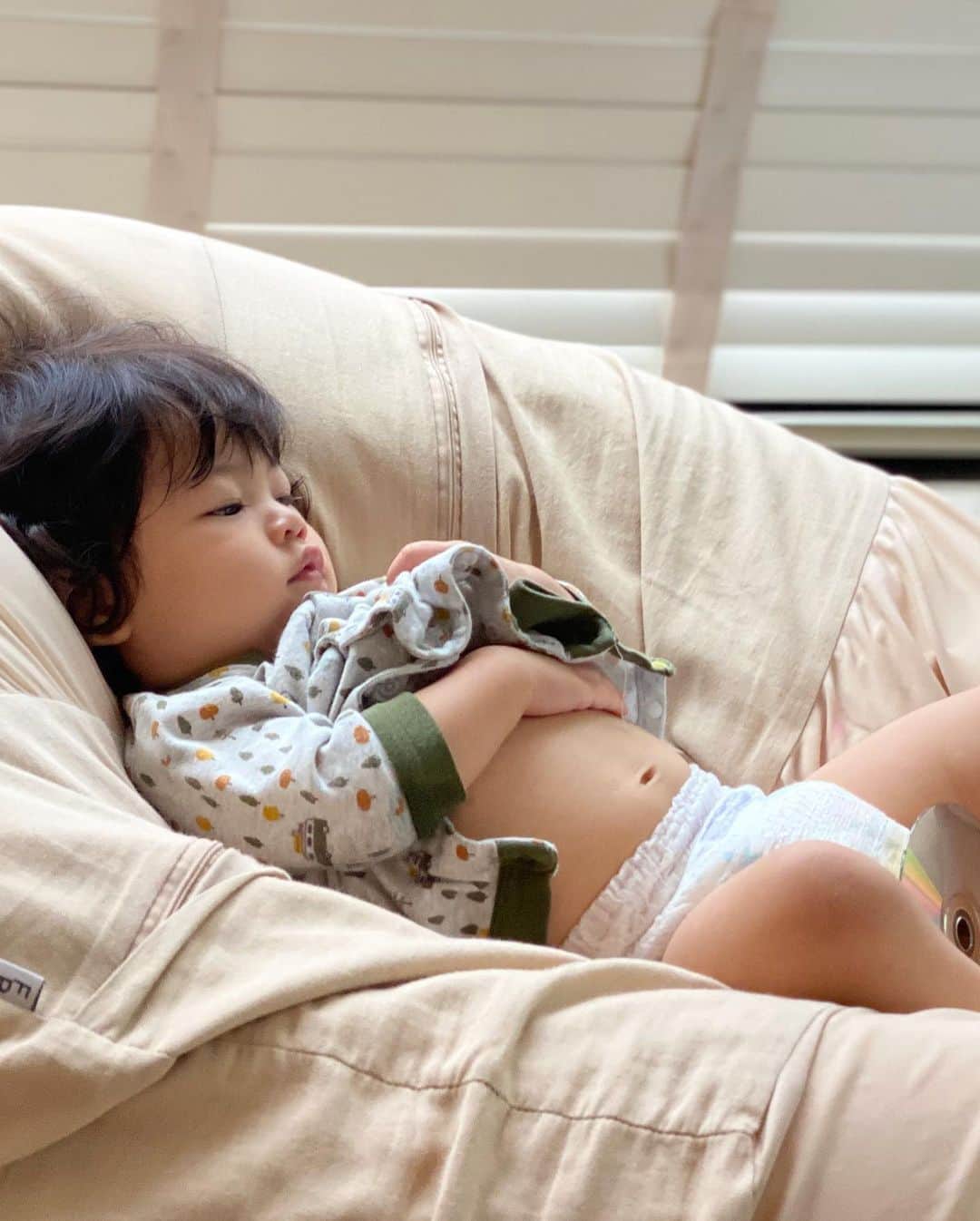 鈴木サチさんのインスタグラム写真 - (鈴木サチInstagram)「. お腹出してポリポリかきながら、、、😅😅 . . . #mama #mother #model #kids #baby #tokyo #japan #次男坊 #1歳3ヶ月」7月16日 12時49分 - sachi_suzuki