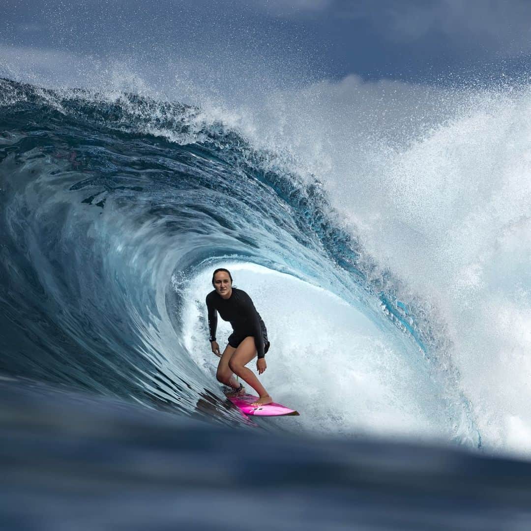 カリッサ・ムーアのインスタグラム：「Waiting for the next south swell to arrive 🥰 pic: @benthouard」