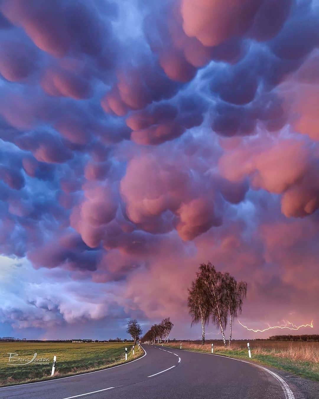 Canon Photographyさんのインスタグラム写真 - (Canon PhotographyInstagram)「Crazy Mammatus clouds in #Germany Photography - @borisjordanphoto Curated by @steffeneisenacher  #mammatus #stormchasing #thunderstorm #germany #clouds #lightning」7月16日 12時43分 - cpcollectives