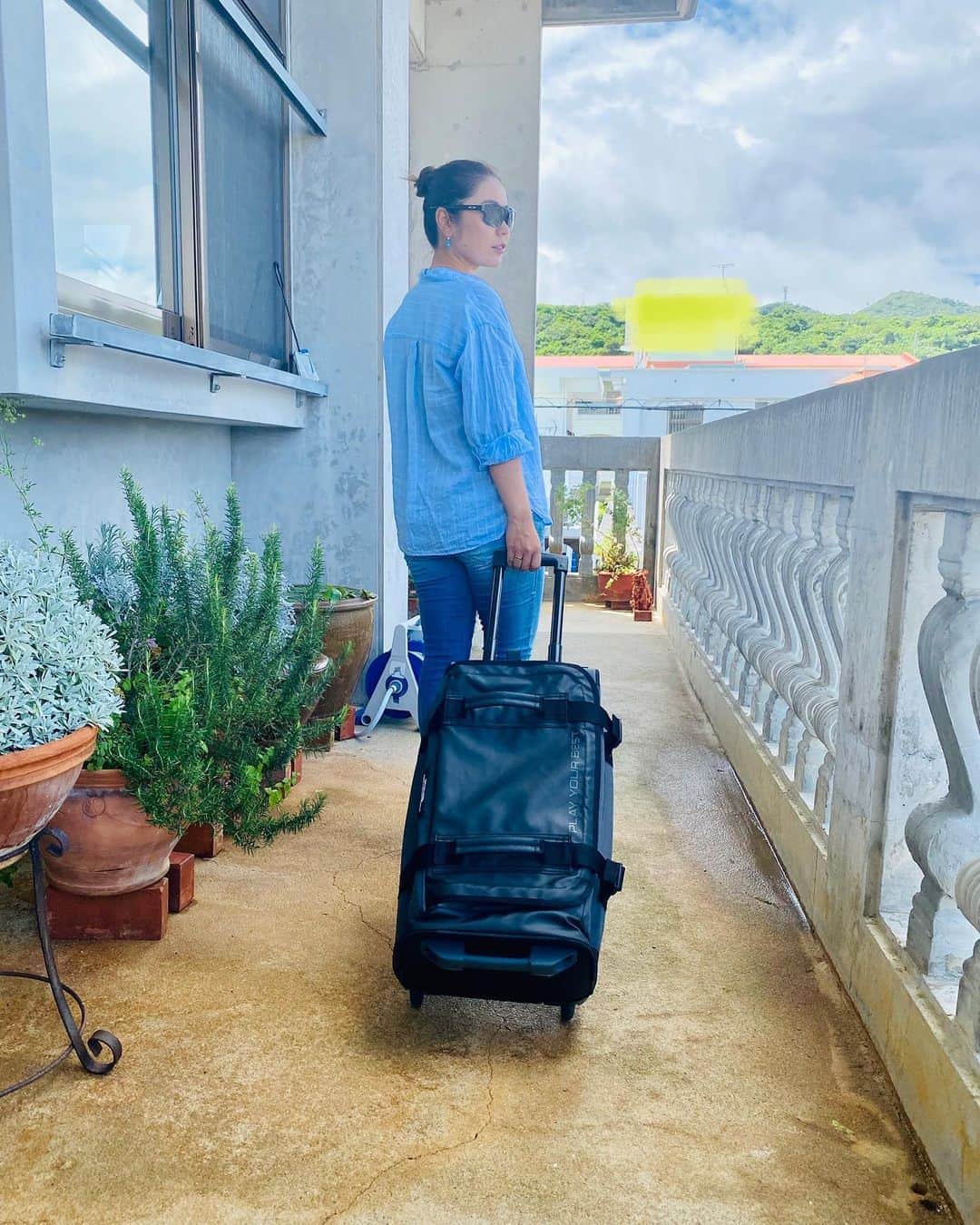 比嘉真美子のインスタグラム：「お気に入りスーツケース☘️ 細々とした物や短期間の旅行にぴったり👌 色んなとこに行く事が多いので、カッコよくて使いやすいスーツケースは必須☺️ 興味のある方はpingをチェックしてみて下さい🤙 #ping #スーツケース」