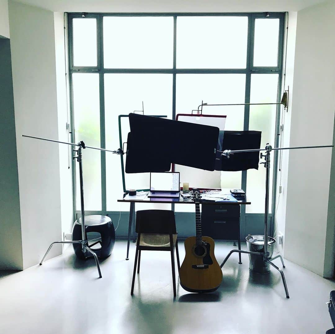 ブライアン・アダムスのインスタグラム：「Preparing to record something. Any obscure requests? #singing」